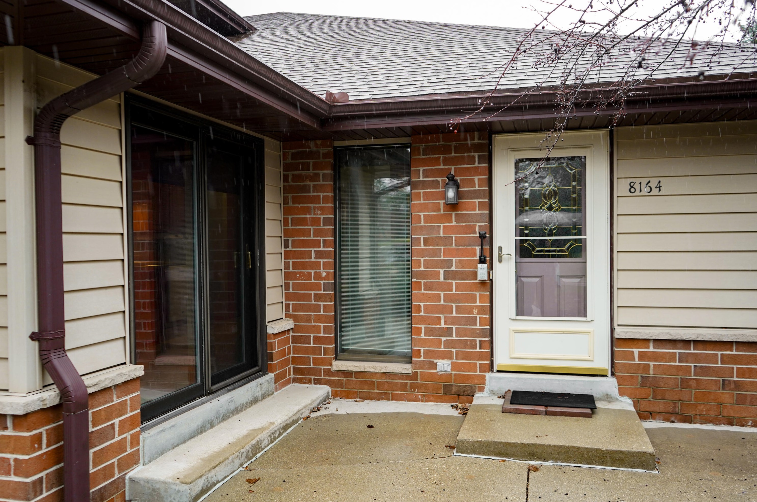 8164 Forest Hills Cir, Hales Corners, WI 53132-9605