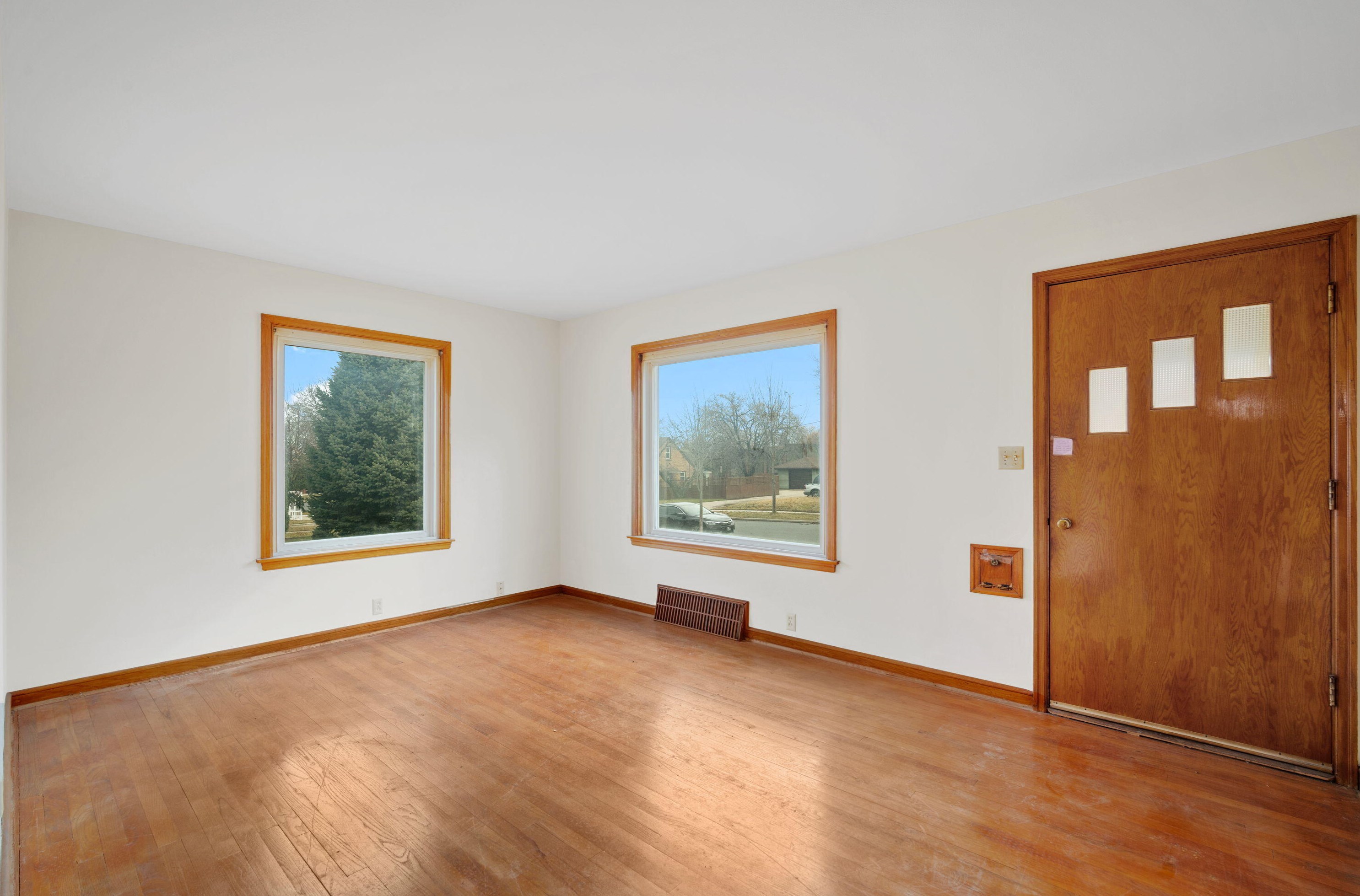 3681 5th St, Milwaukee, WI 53207-3204