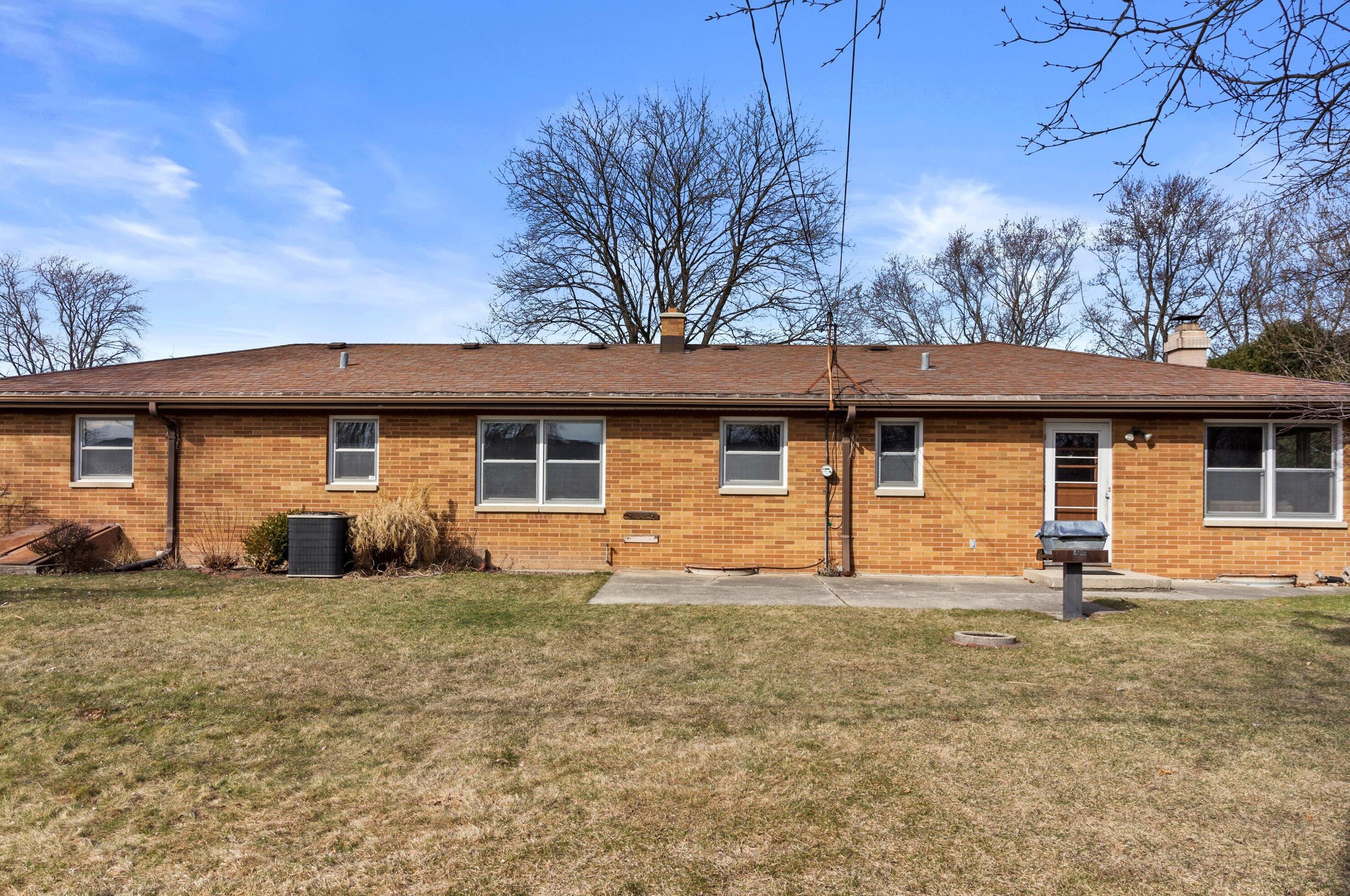325 Nicolet Ct, Milwaukee, WI 53217-3837