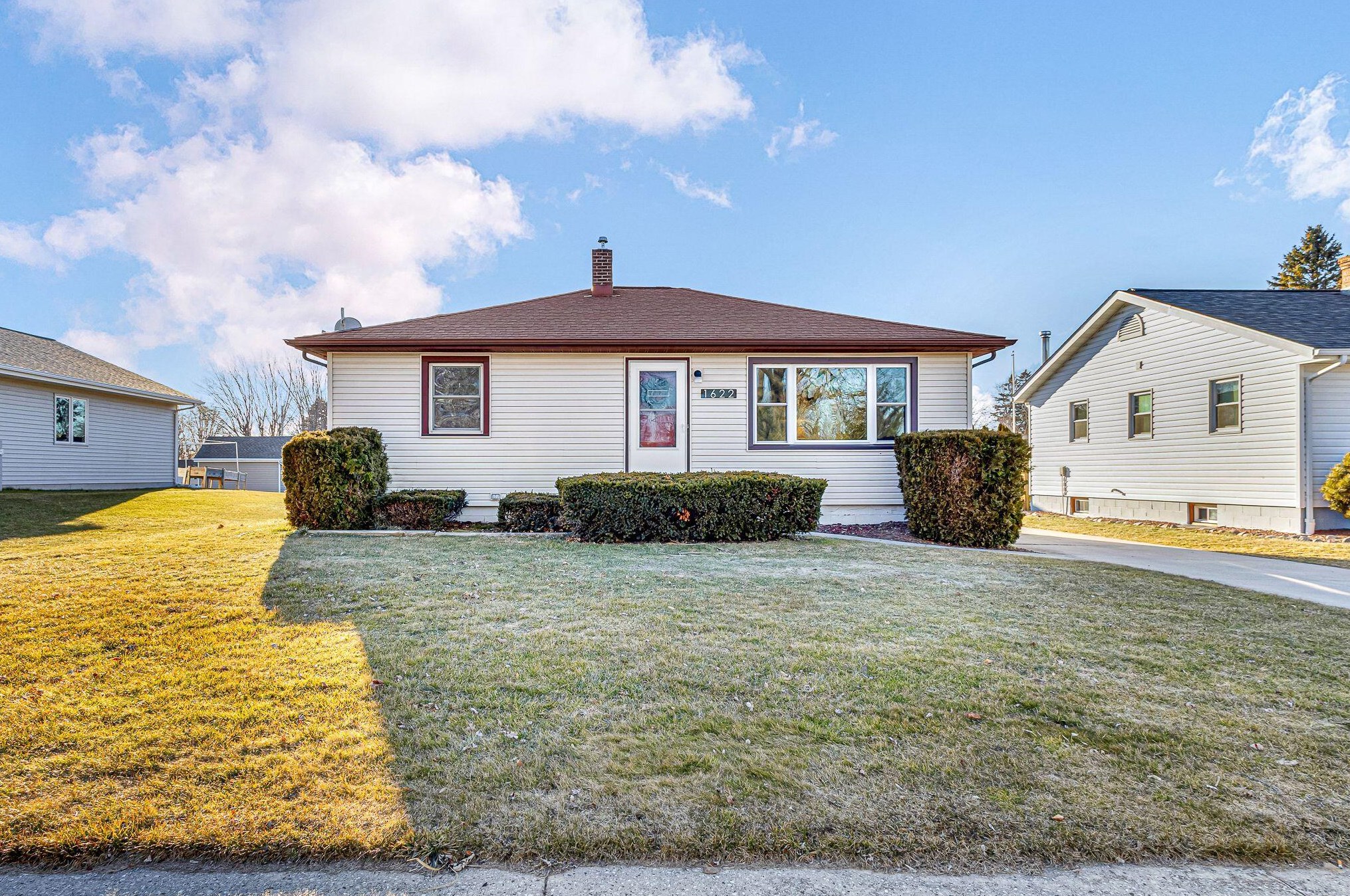 1622 Iris Dr, Manitowoc, WI 54220-2220