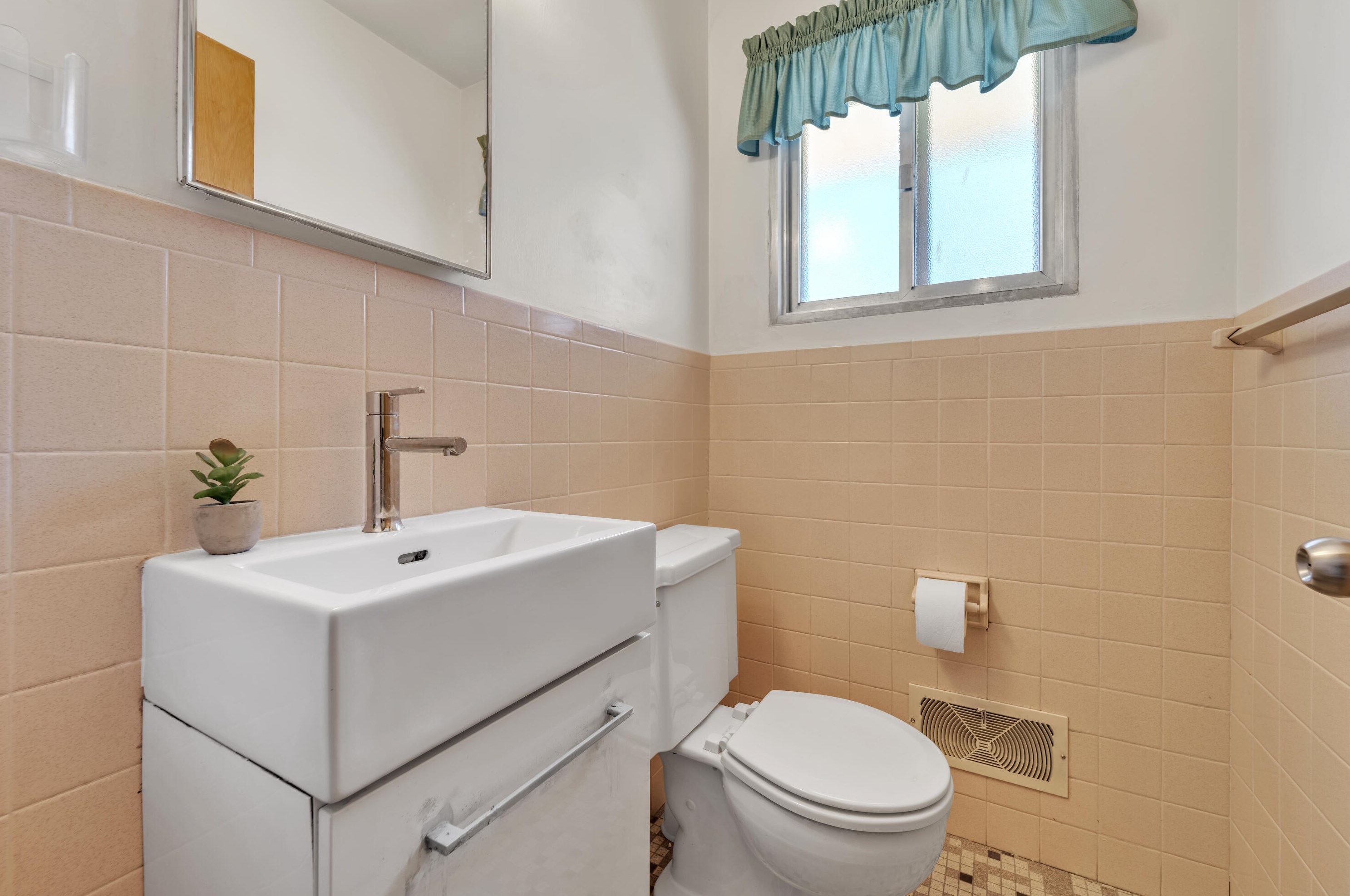 11050 Mount Vernon Ave, Milwaukee WI  53226-4136 exterior