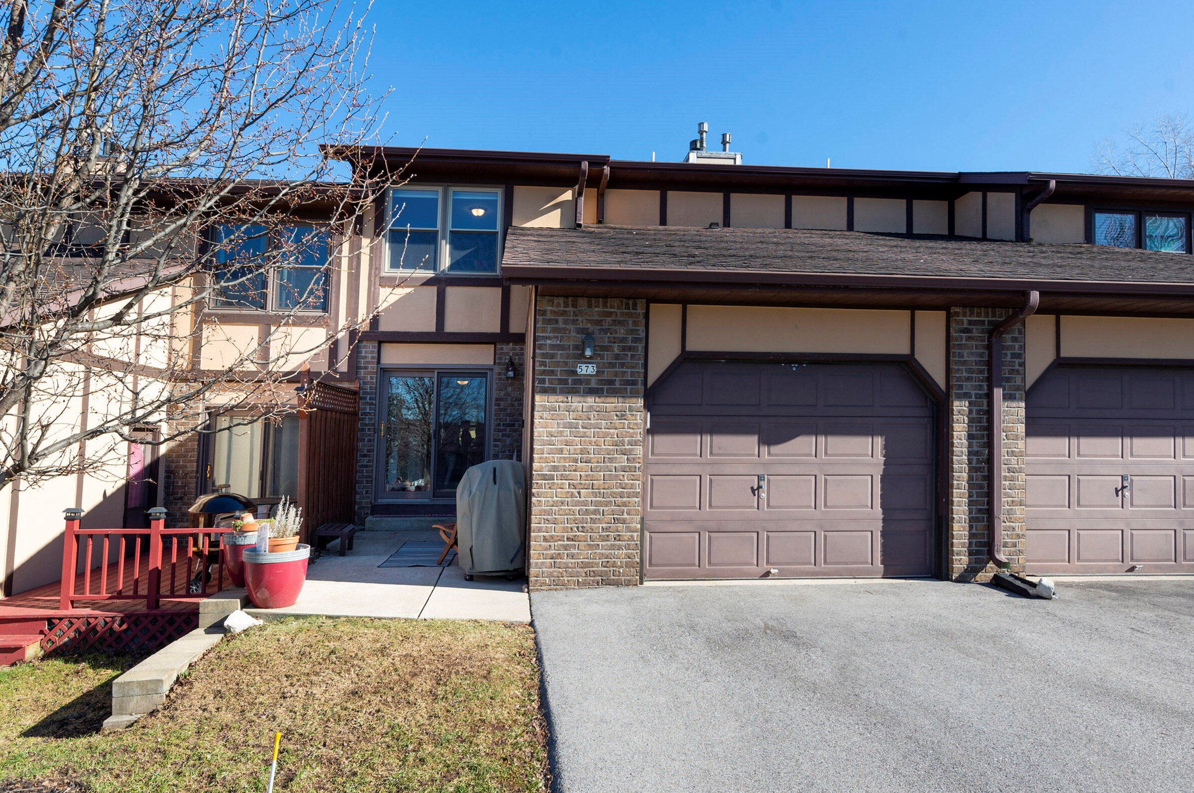 573 Hartridge Dr, Chenequa, WI 53029