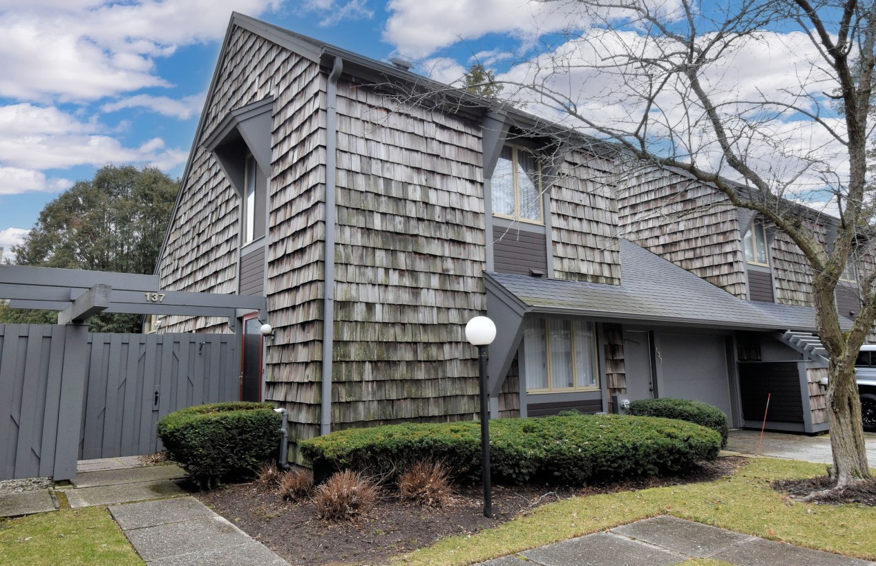 137 Lakefield Ct, Racine, WI 53402-3102