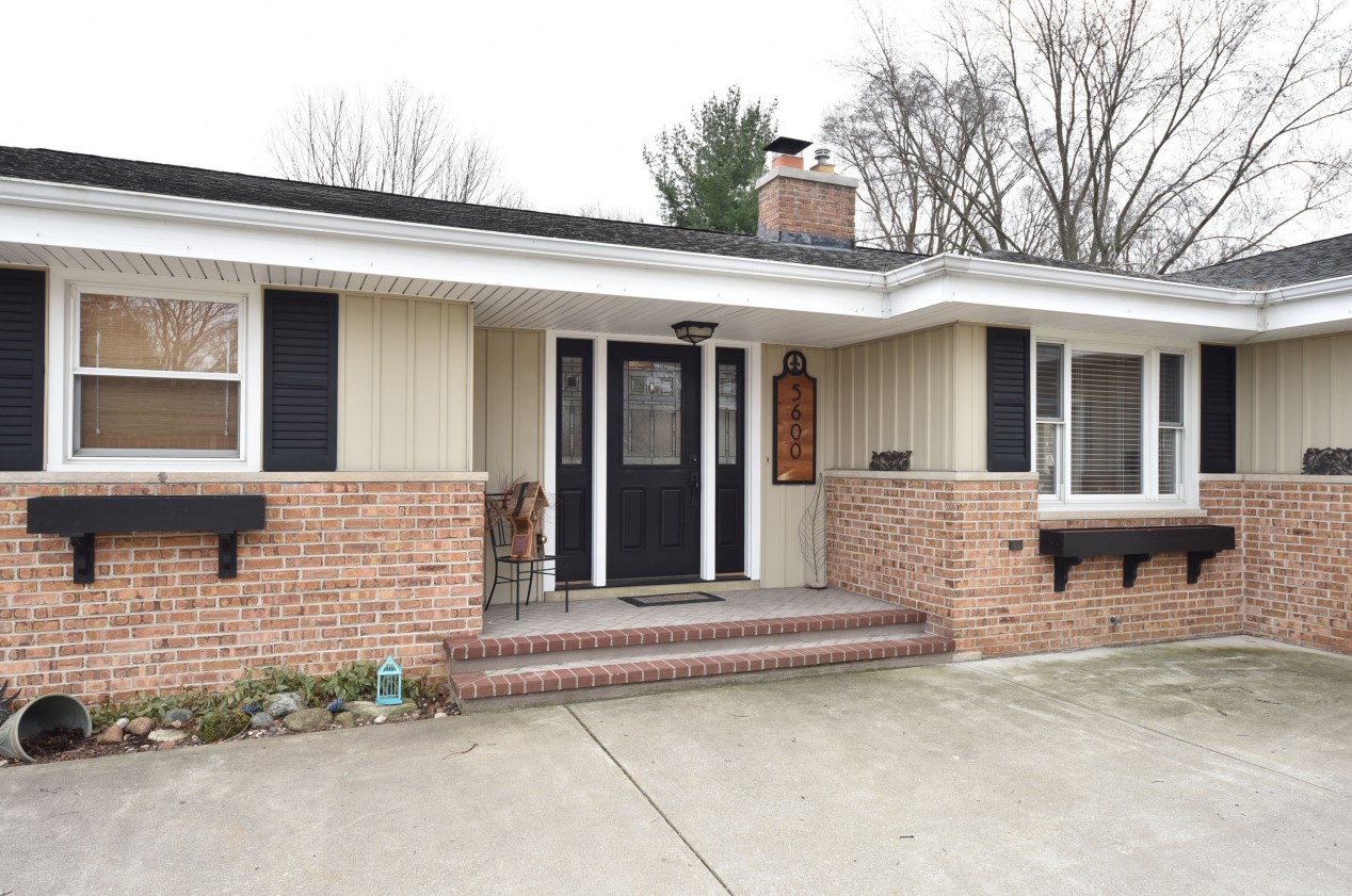 5600 S 121st St, Hales Corners, WI 53130