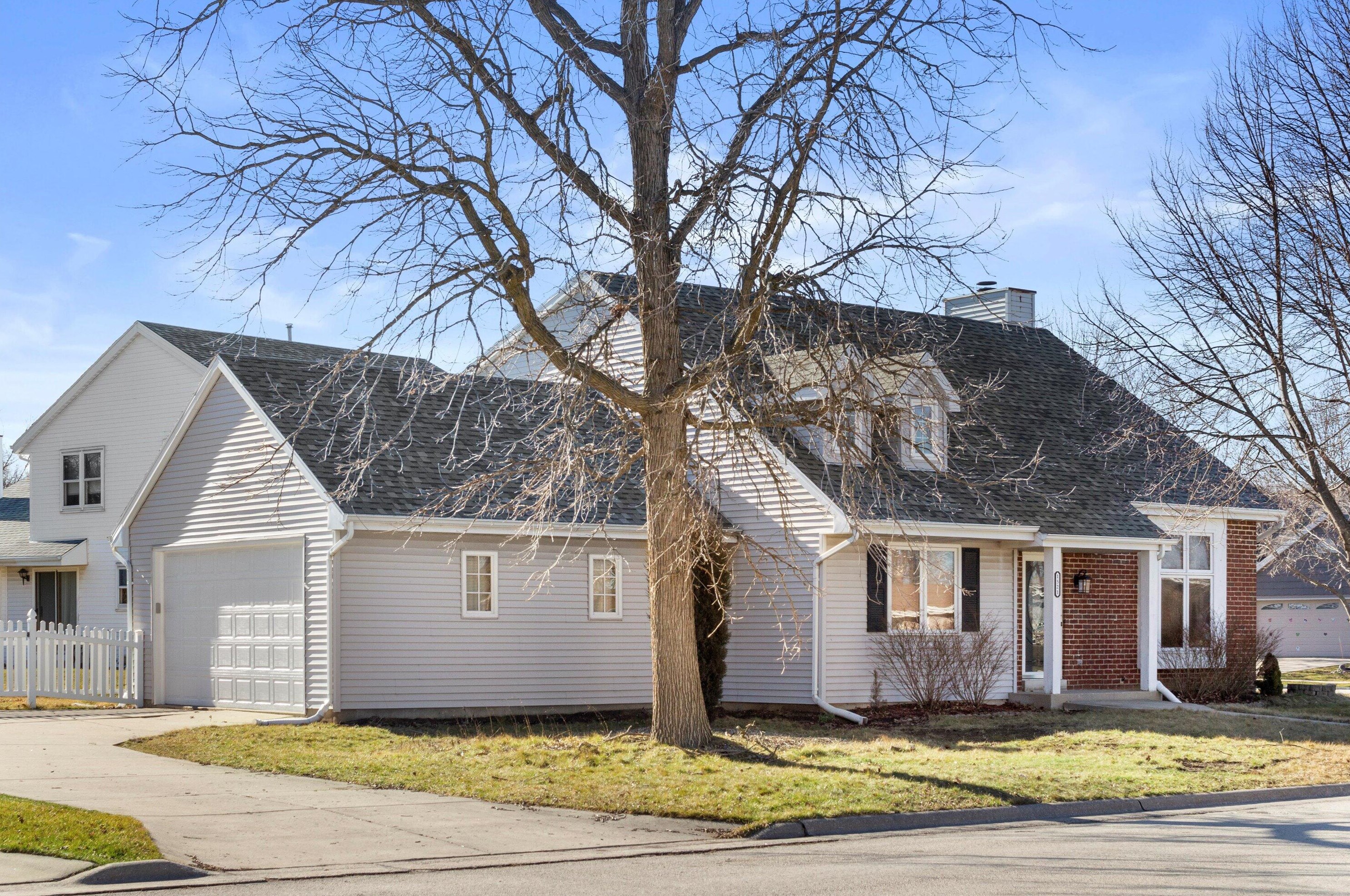 1521 Blakewood Ct, South Milwaukee, WI 53172
