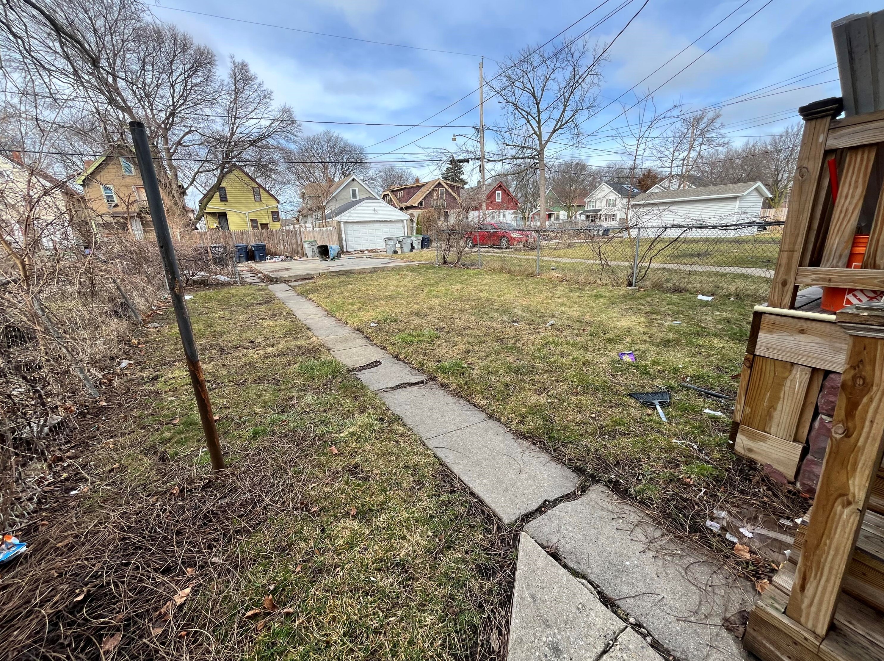2963 24th St, Milwaukee, WI 53206-1112