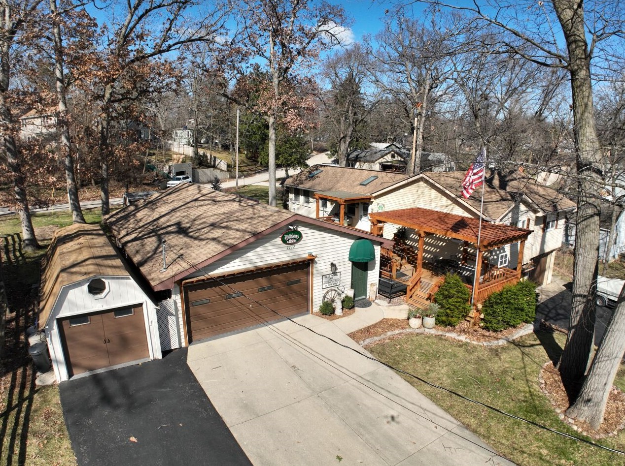 7766 Lakeview Dr, Lyons, WI 53105-9216