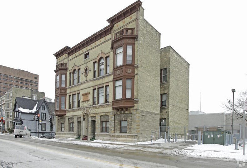 1305 N Milwaukee St #1, Milwaukee, WI 53202