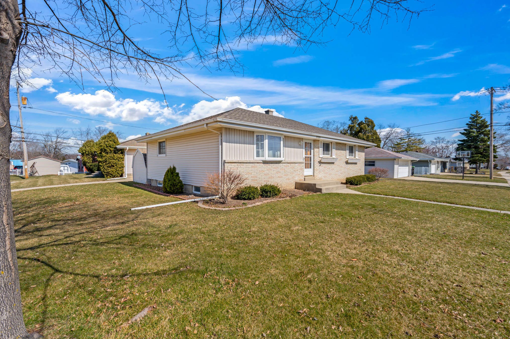 2120 Carrington Ave, Oak Creek, WI 53154-1021
