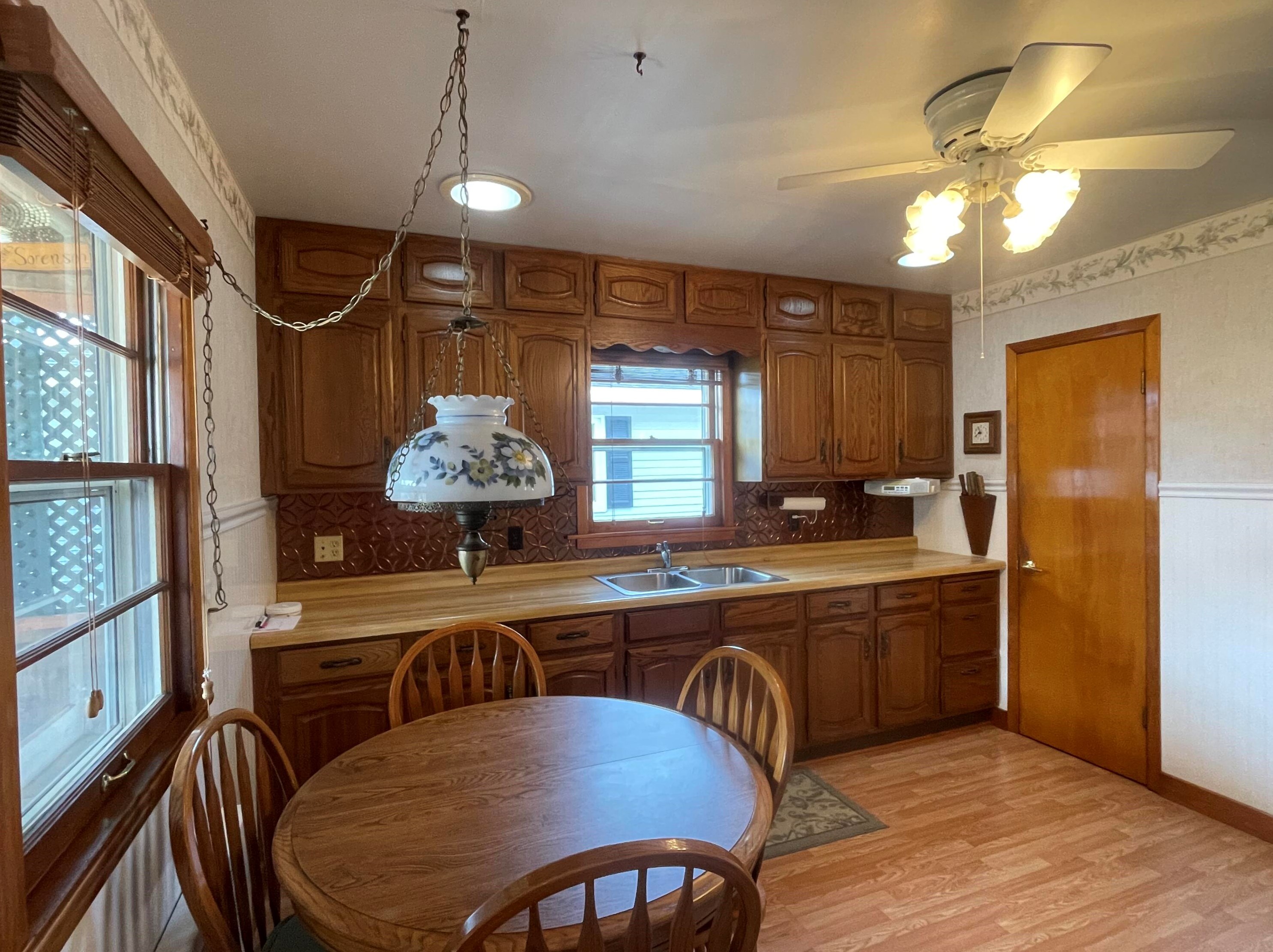 423 S 1st St, La Crescent, MN 55947