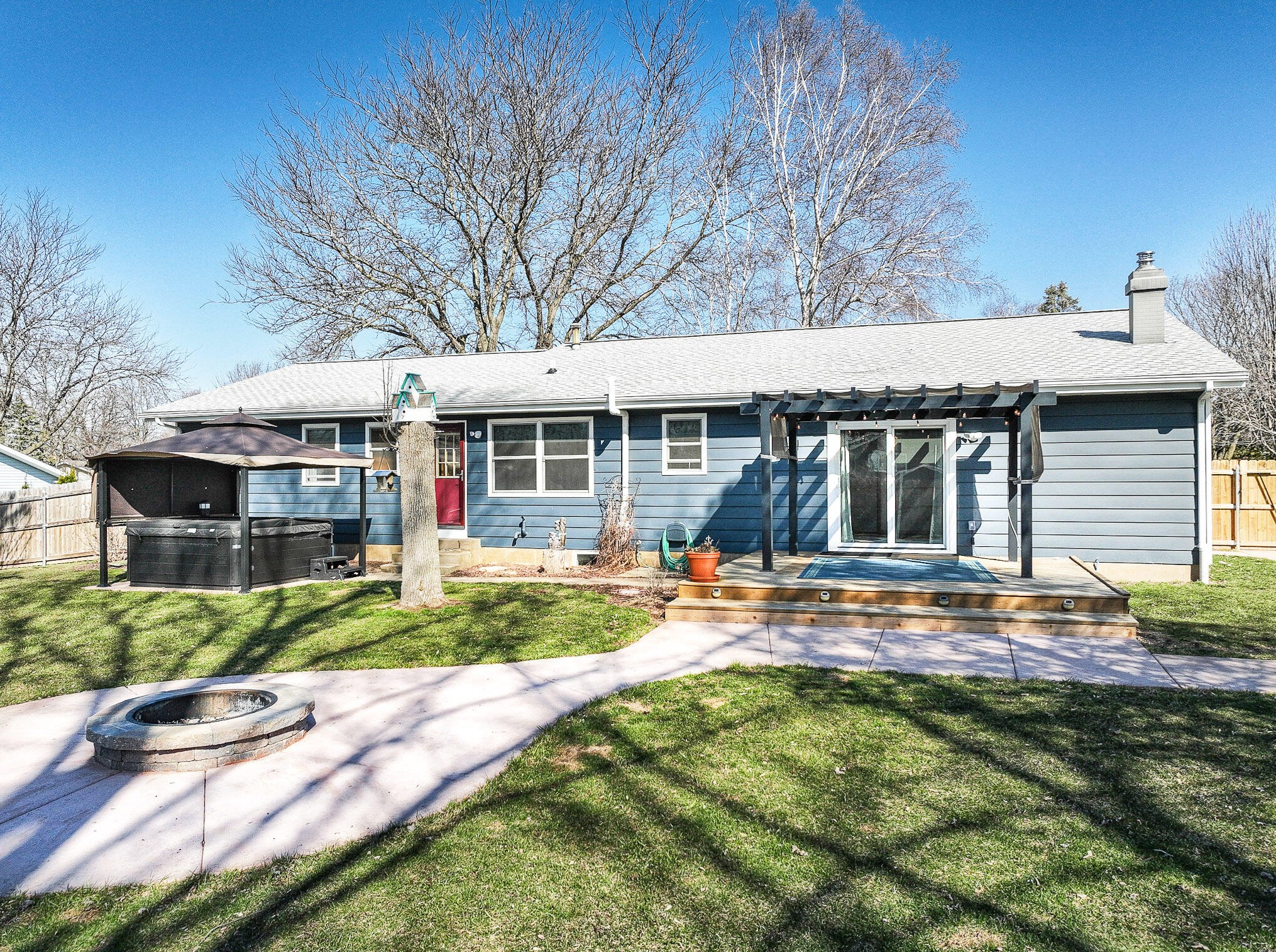 910 Stony Rd, Lake Mills, WI 53551