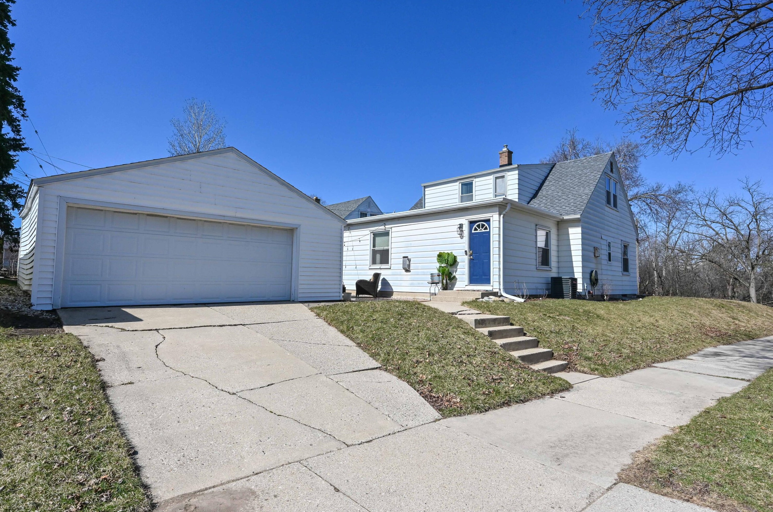 8205 Honey Creek Pkwy, Milwaukee WI  53214-1466 exterior