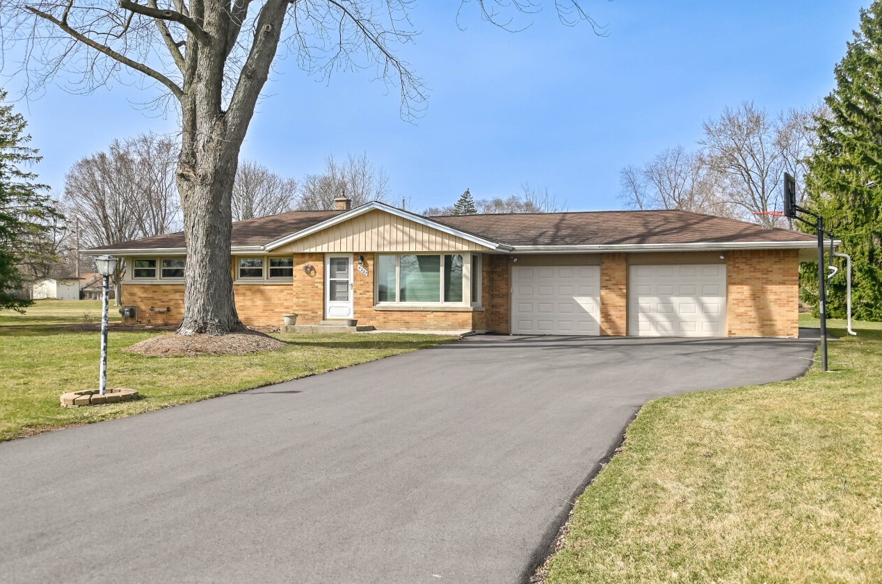 4225 160th St, Brookfield, WI 53005-1423