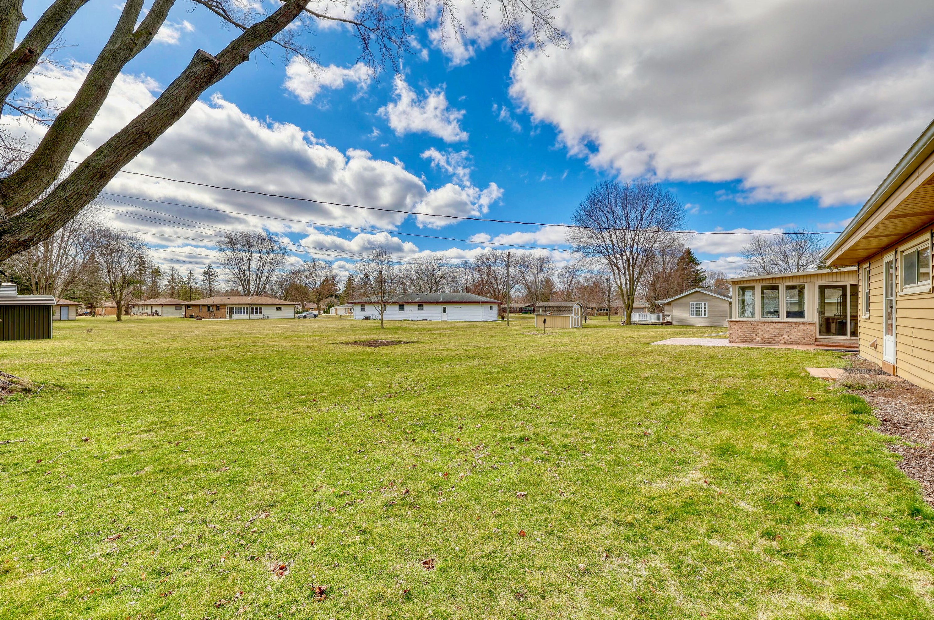 21615 Hollycrest Dr, Brookfield, WI 53045-3219