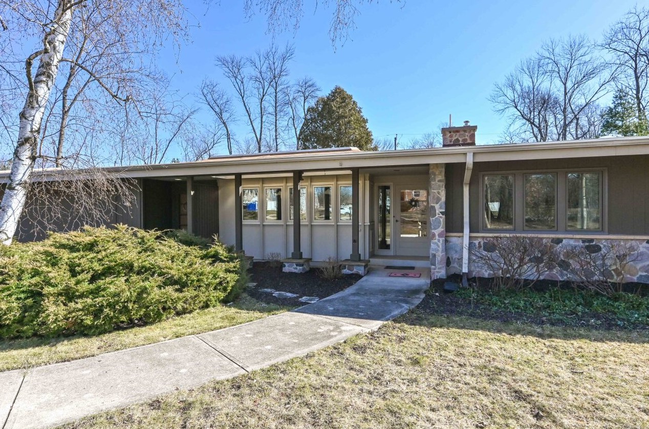 9200 Tennyson Dr, Milwaukee, WI 53217-1464