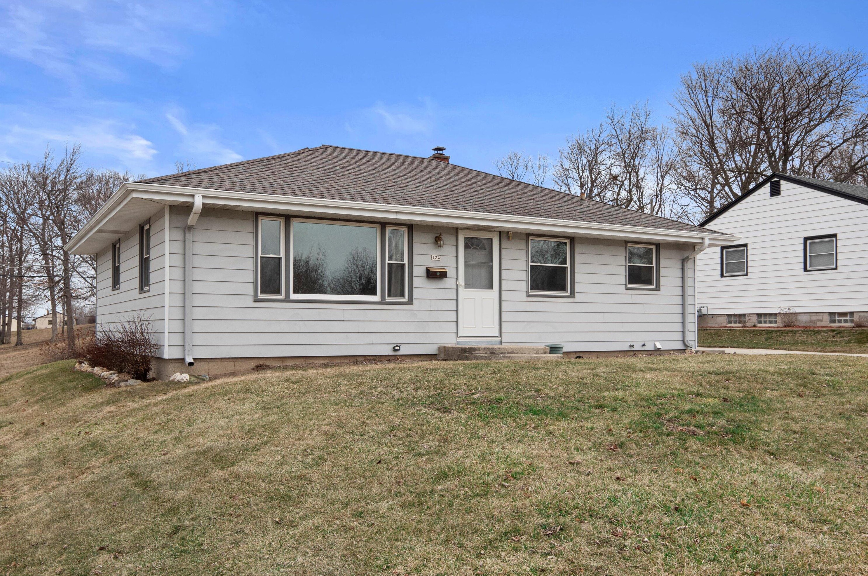 124 Spring St, Grafton WI  53024-1716 exterior