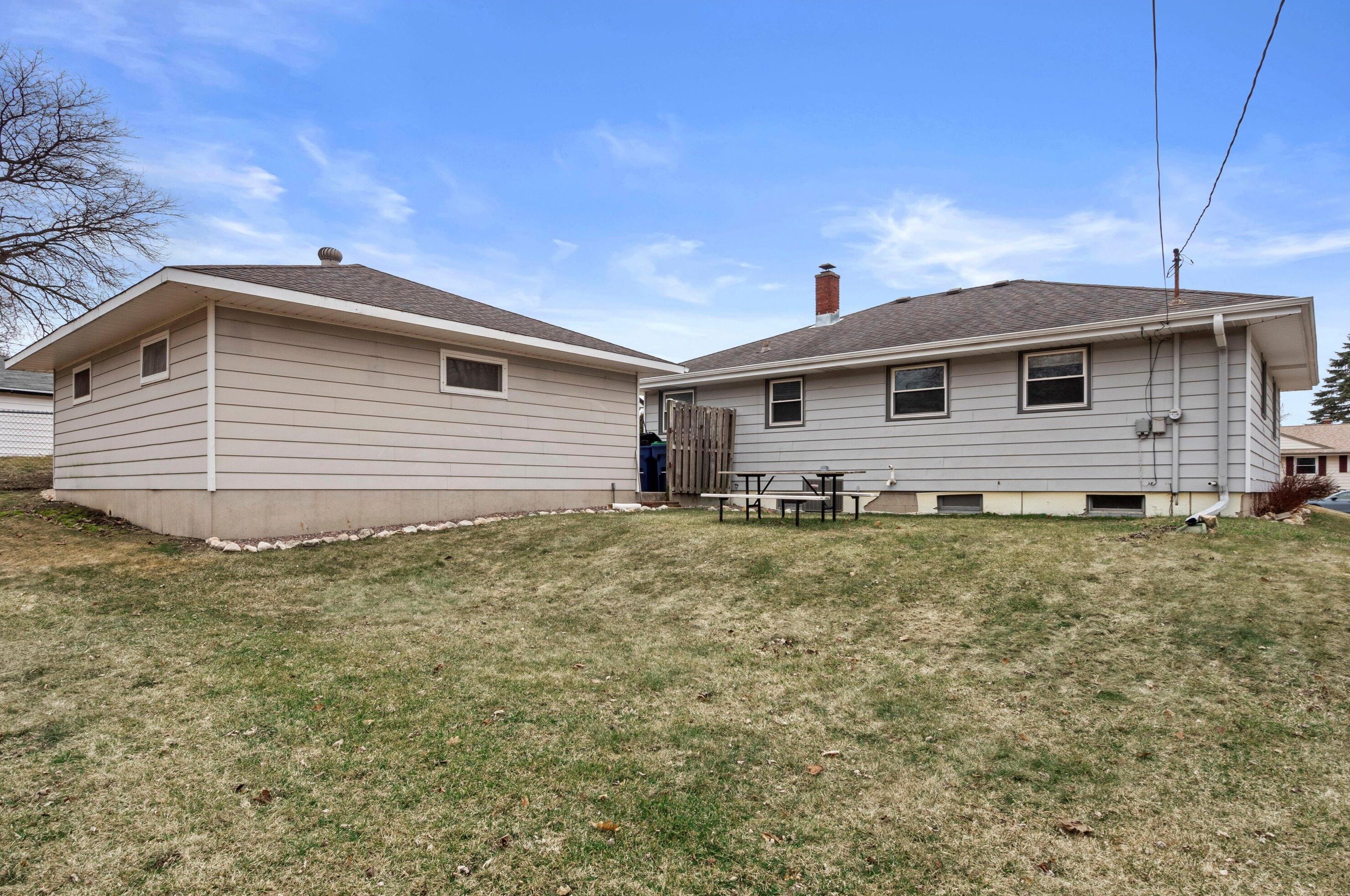 124 Spring St, Grafton WI  53024-1716 exterior