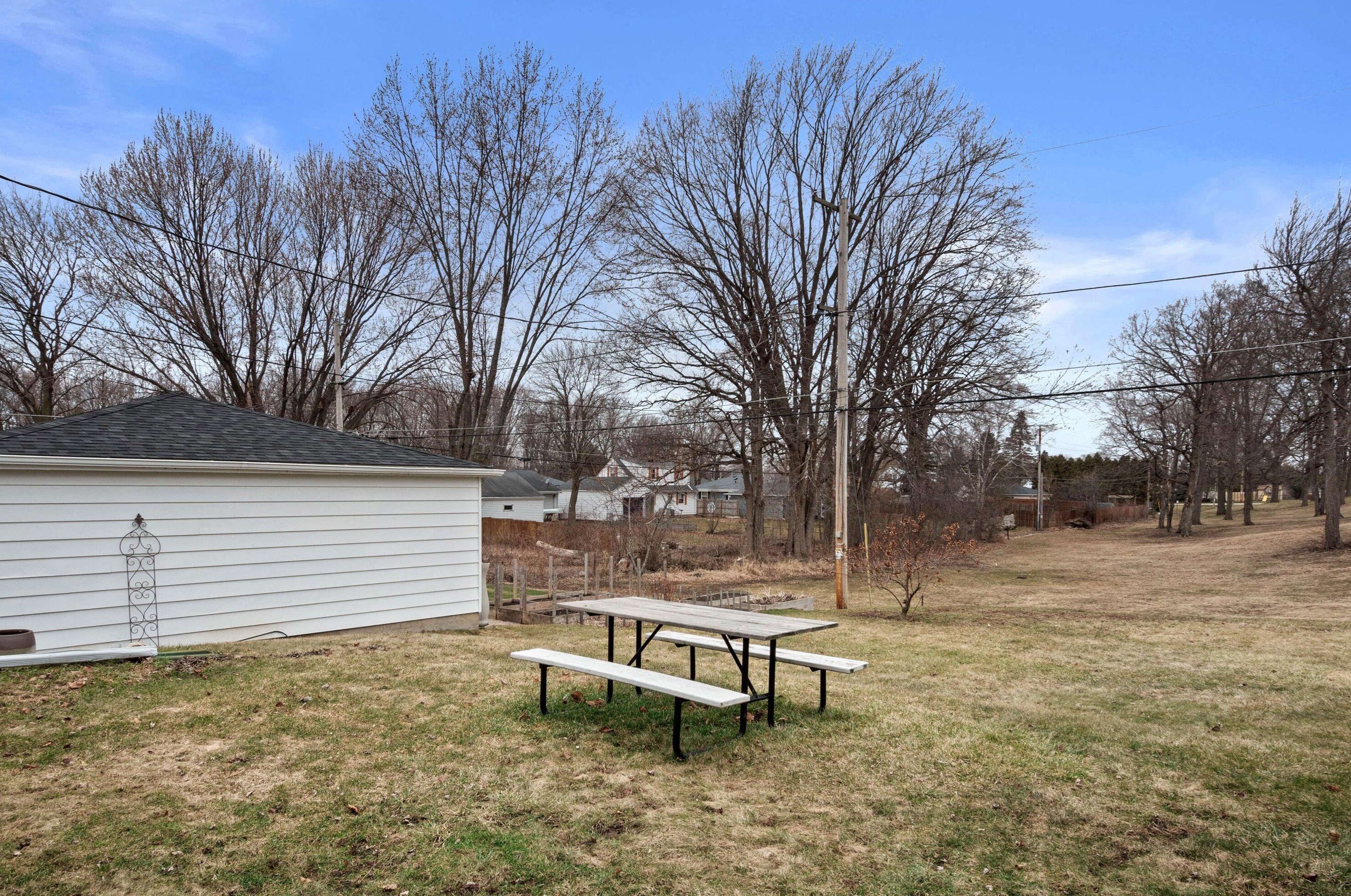 124 Spring St, Grafton WI  53024-1716 exterior