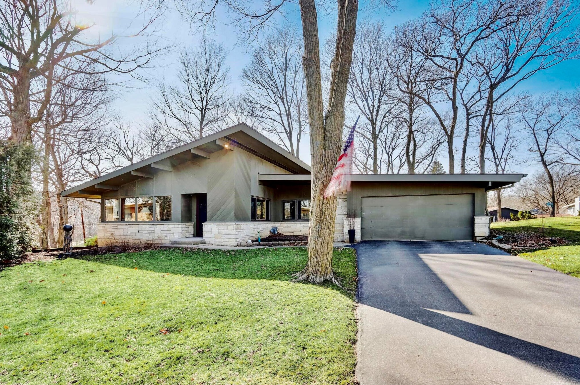 1754 Summit Dr, Lake Geneva, WI 53147-1638