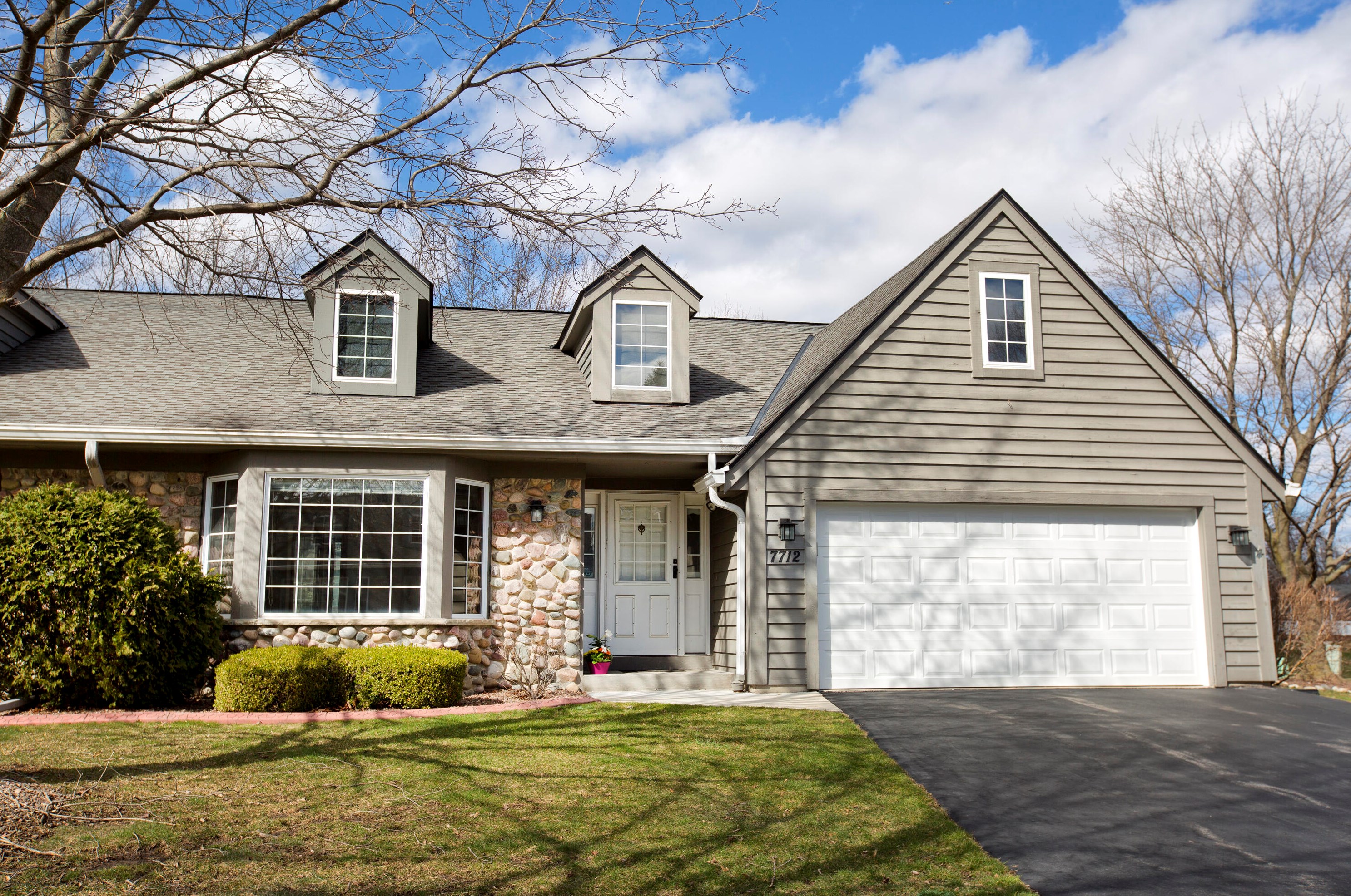 7712 Maple Ridge Ct, Hales Corners, WI 53132-9198