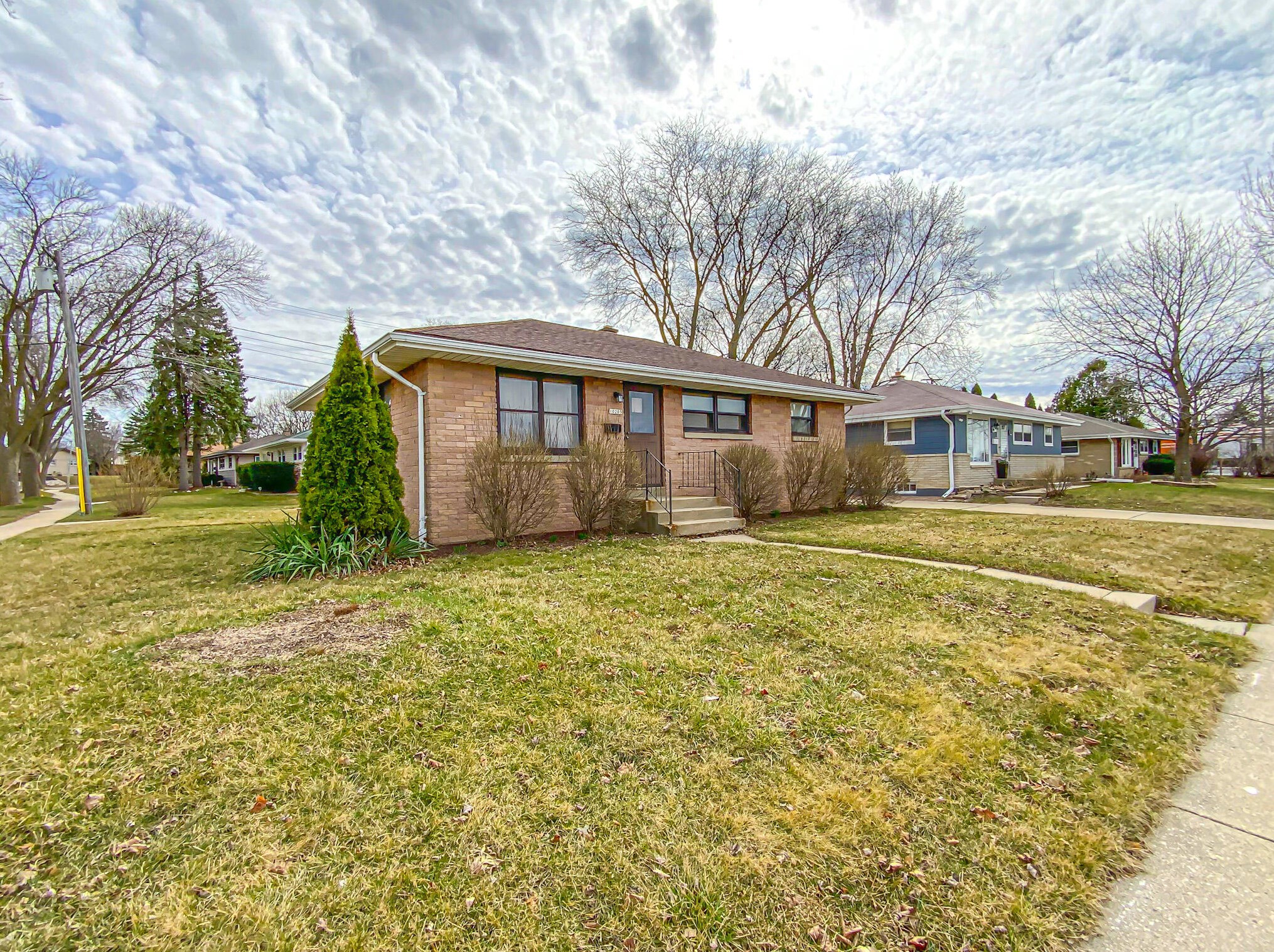 10205 National Ave, Milwaukee, WI 53227-2028