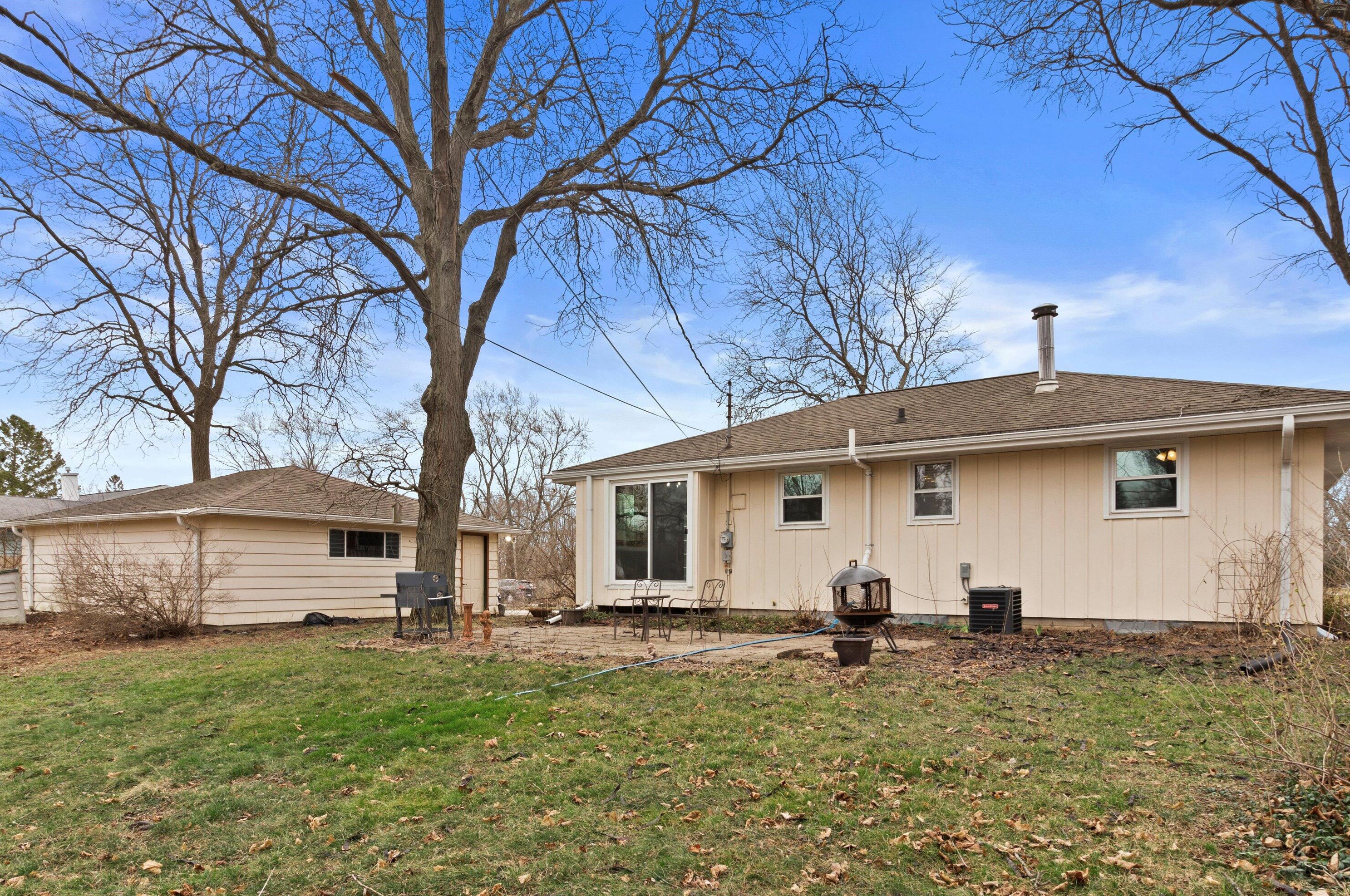 8026 Elm Ct, Hales Corners, WI 53132-9782