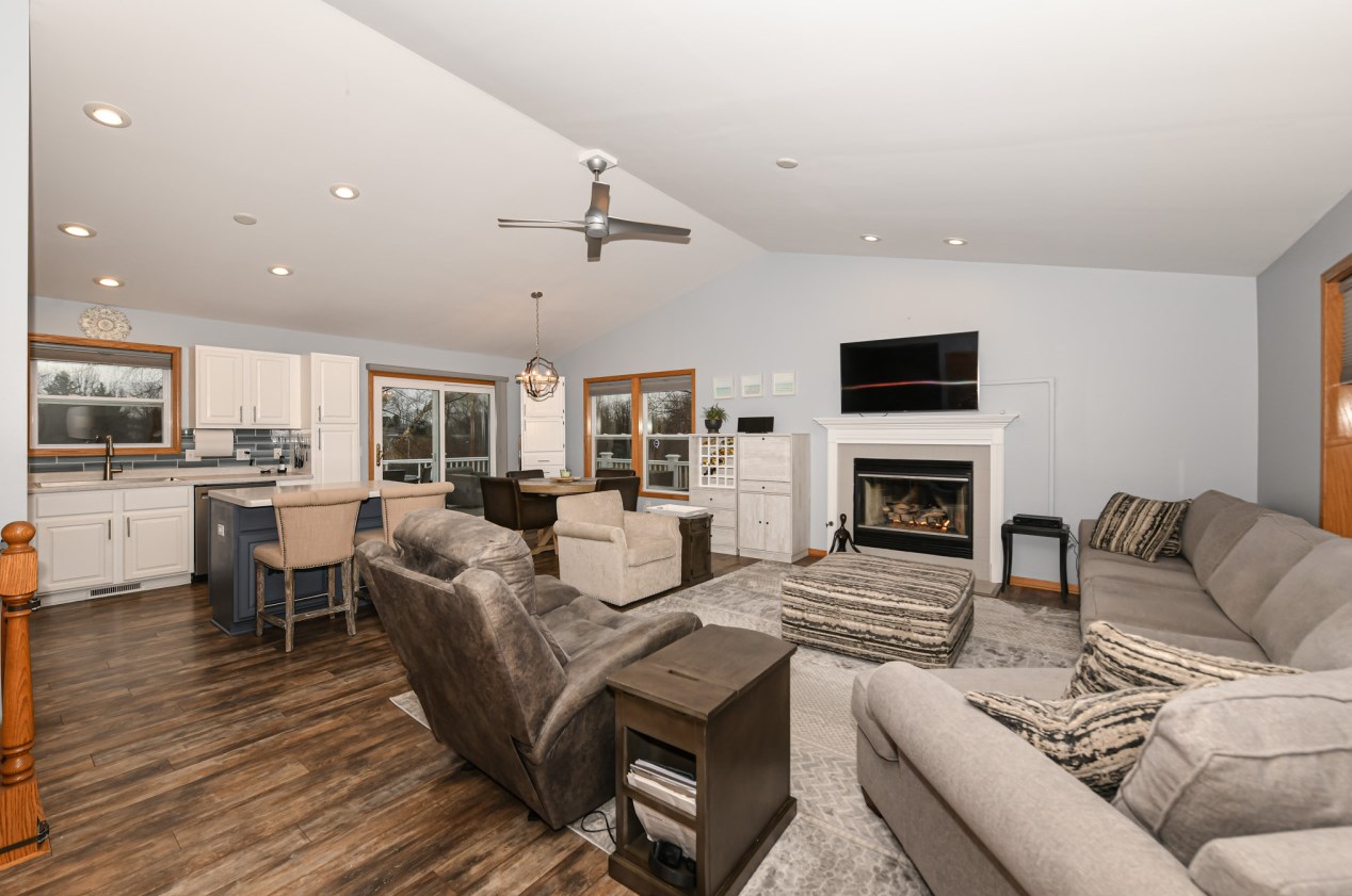 1157 Bluestem Ct, Elkhorn, WI 53121-4238