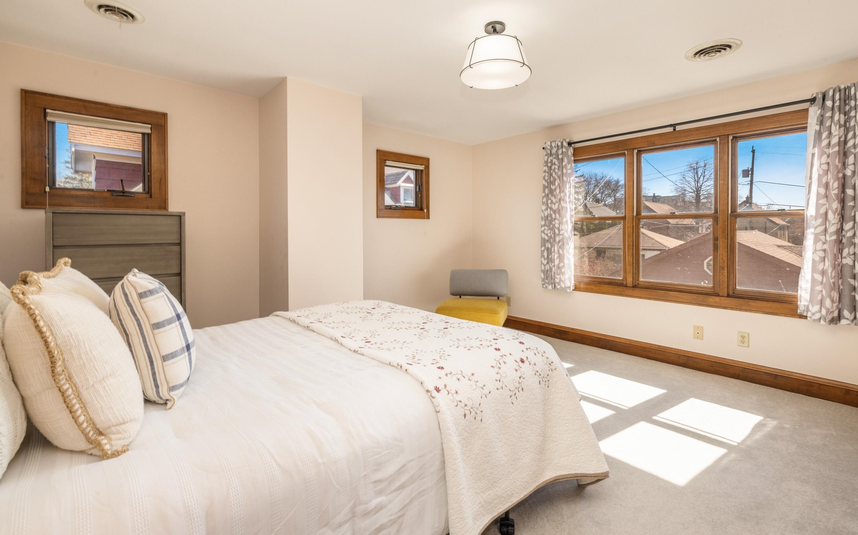 1623 Lk Blf Blvd, Milwaukee WI 53211-1518 exterior