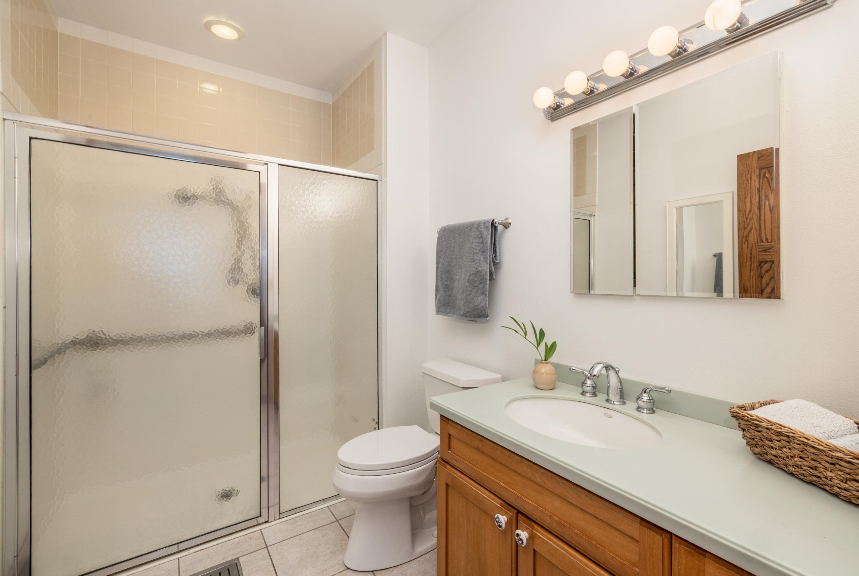 1623 Lk Blf Blvd, Milwaukee WI 53211-1518 exterior