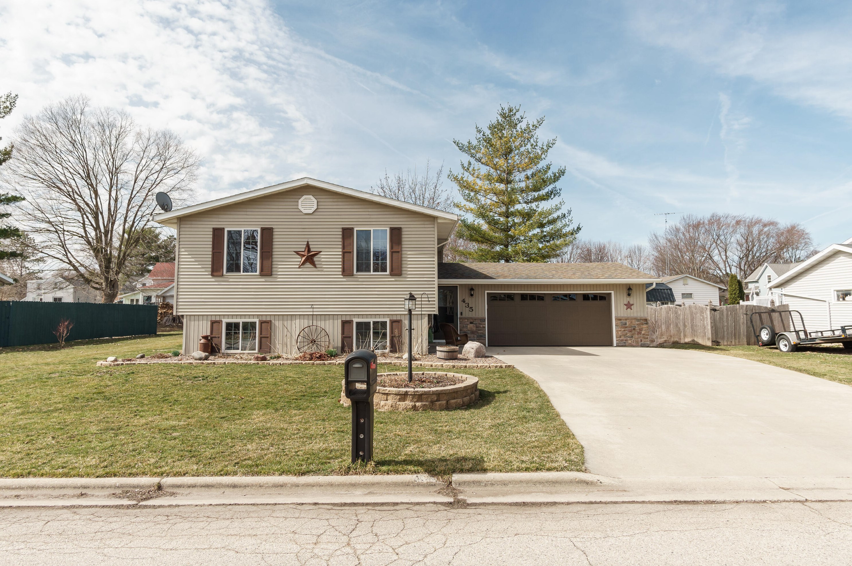 435 Springbrook Ct, Mayville, WI 53050