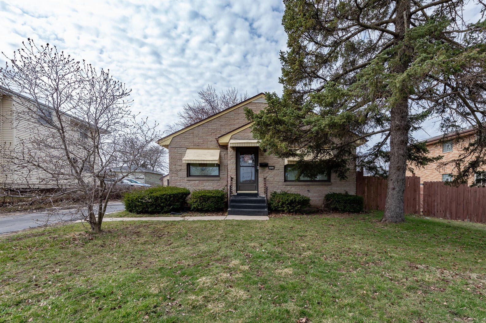 5453 13th St, Milwaukee, WI 53209-5156