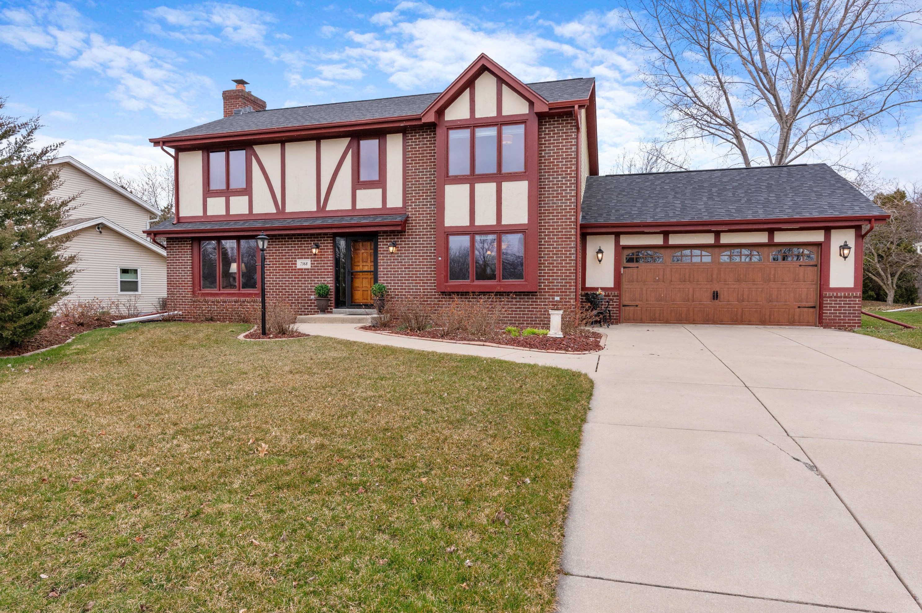 7368 Brunn Dr, Hales Corners, WI 53132-8916