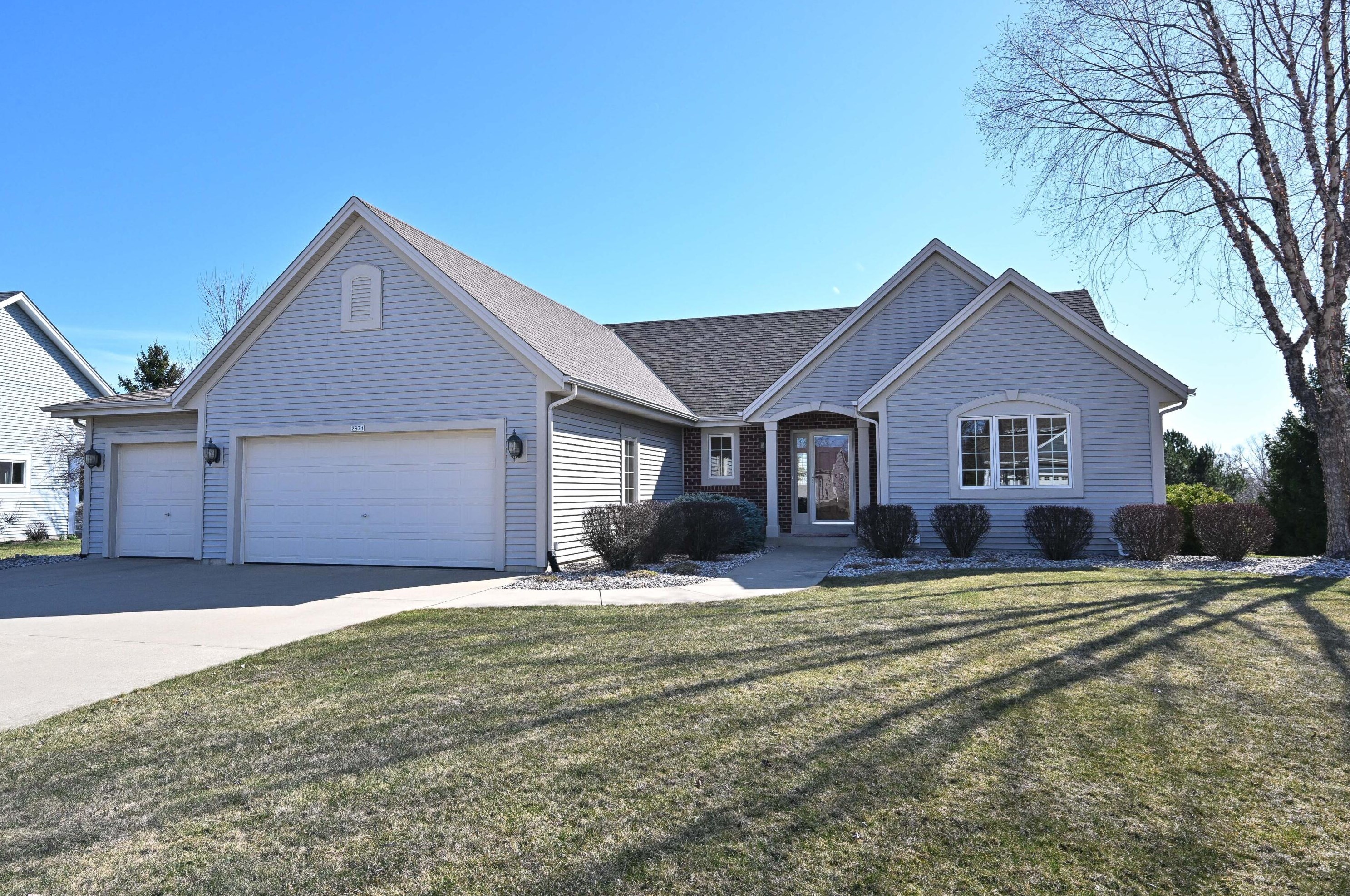 2971 Yorkshire Cir, Hales Corners, WI 53132-7004