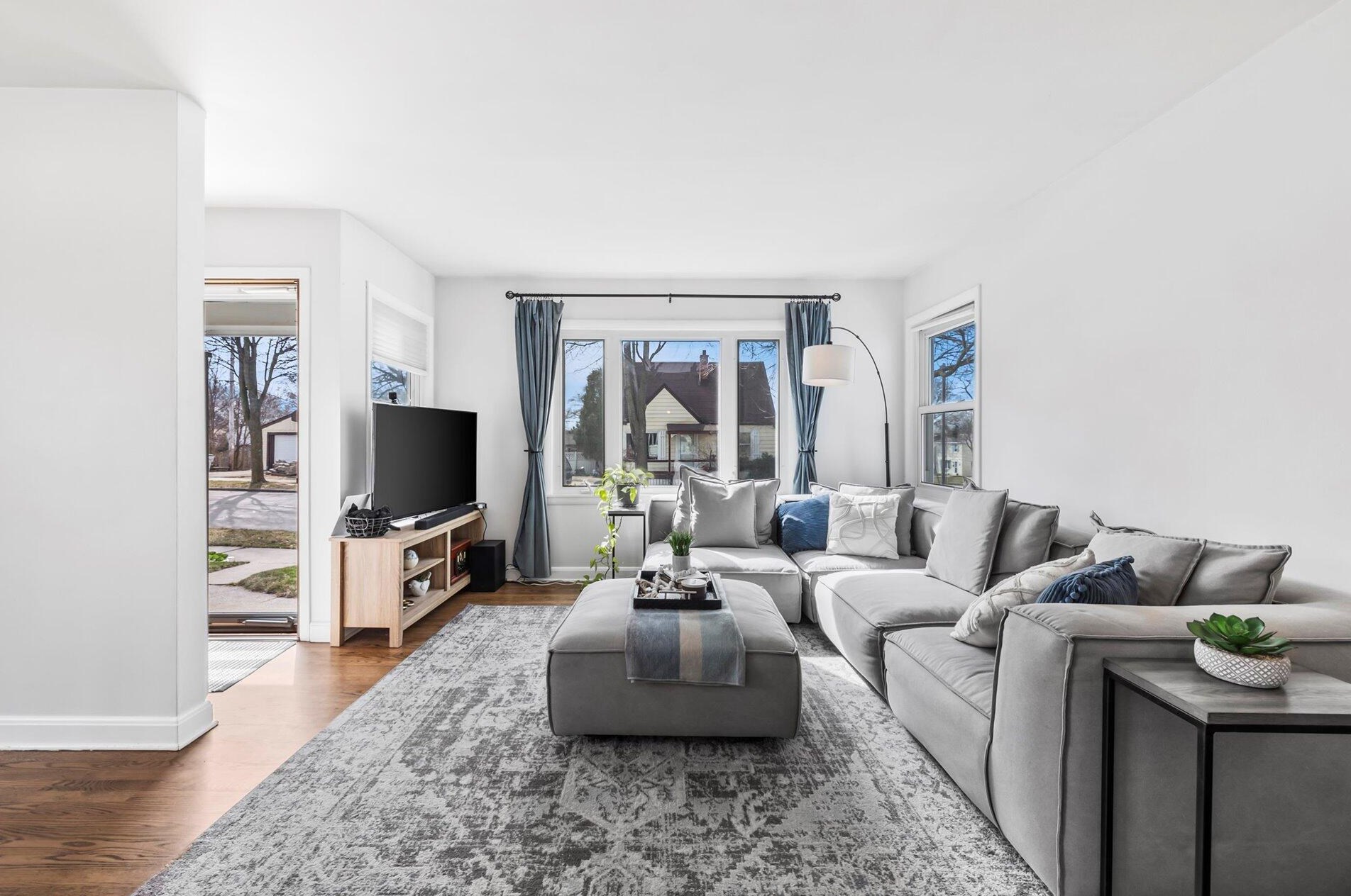 8824 Locust St, Milwaukee WI  53222-4636 exterior