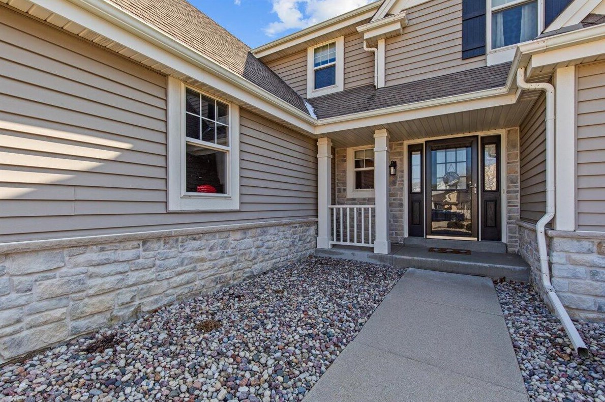 1607 Prairie Dr, West Bend, WI 53095-8564