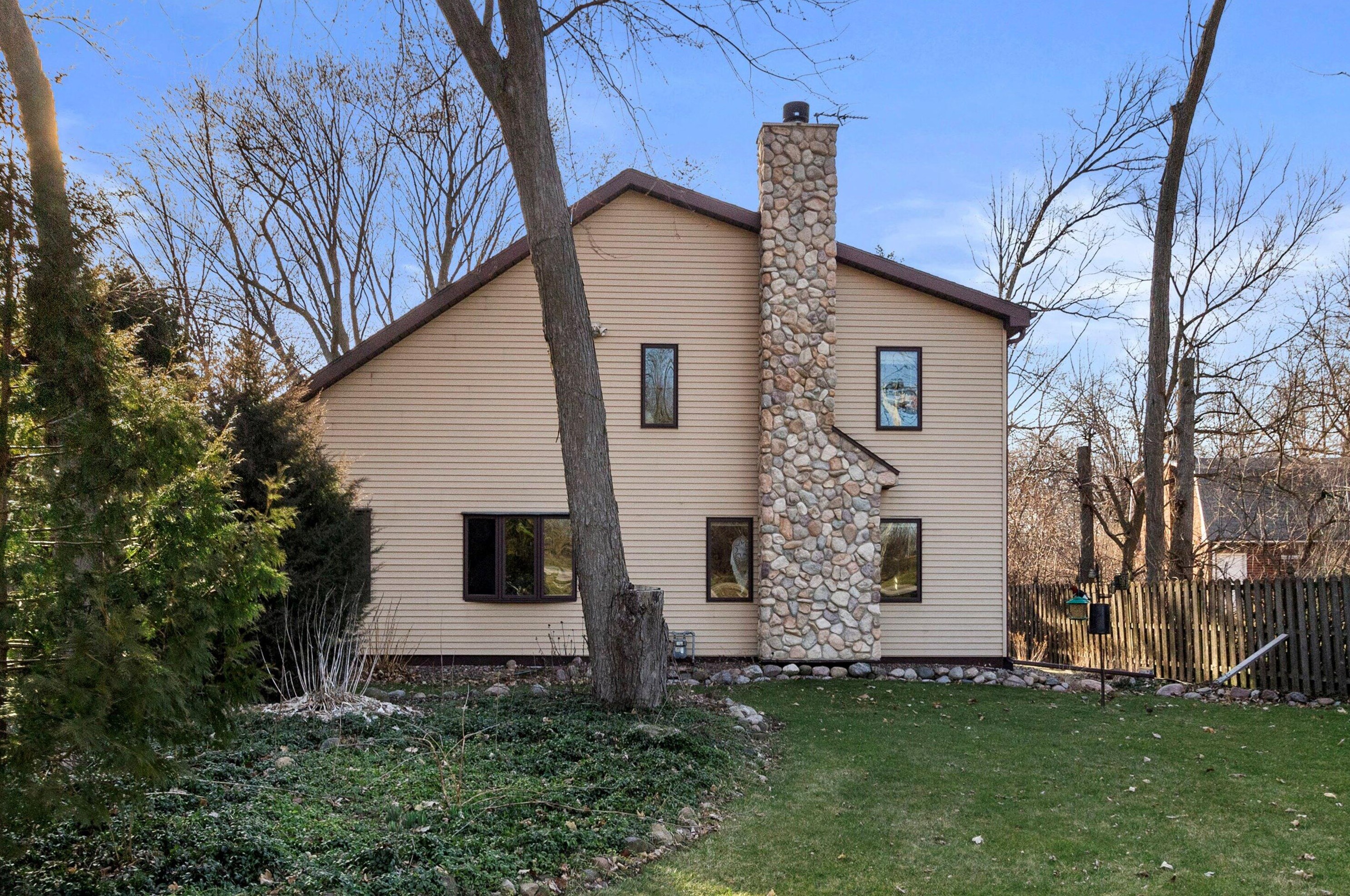 4150 Goleys Ln, Racine, WI 53404-1341