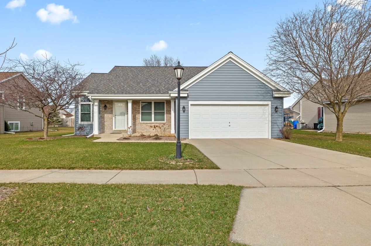 3572 Rivers Crossing Dr, Waukesha, WI 53189-6821