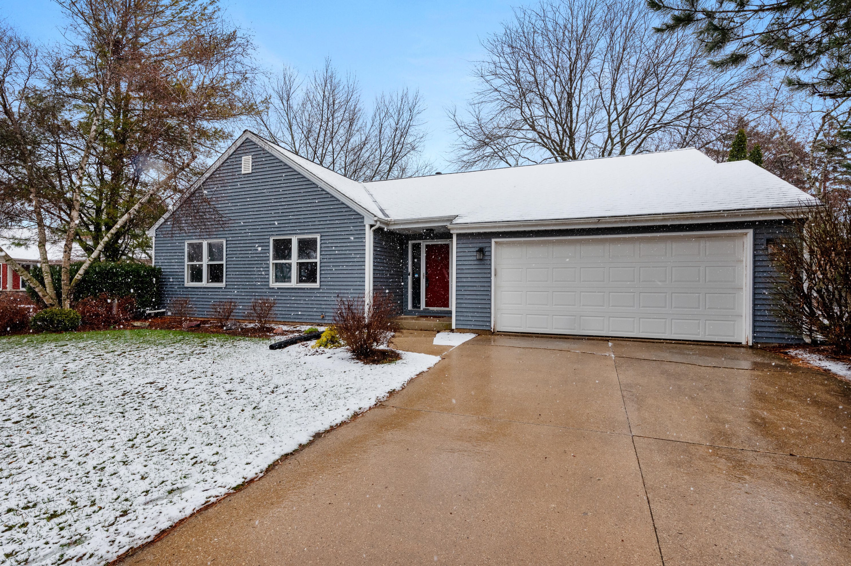 534 Woodridge Dr, Grafton, WI 53024-1147