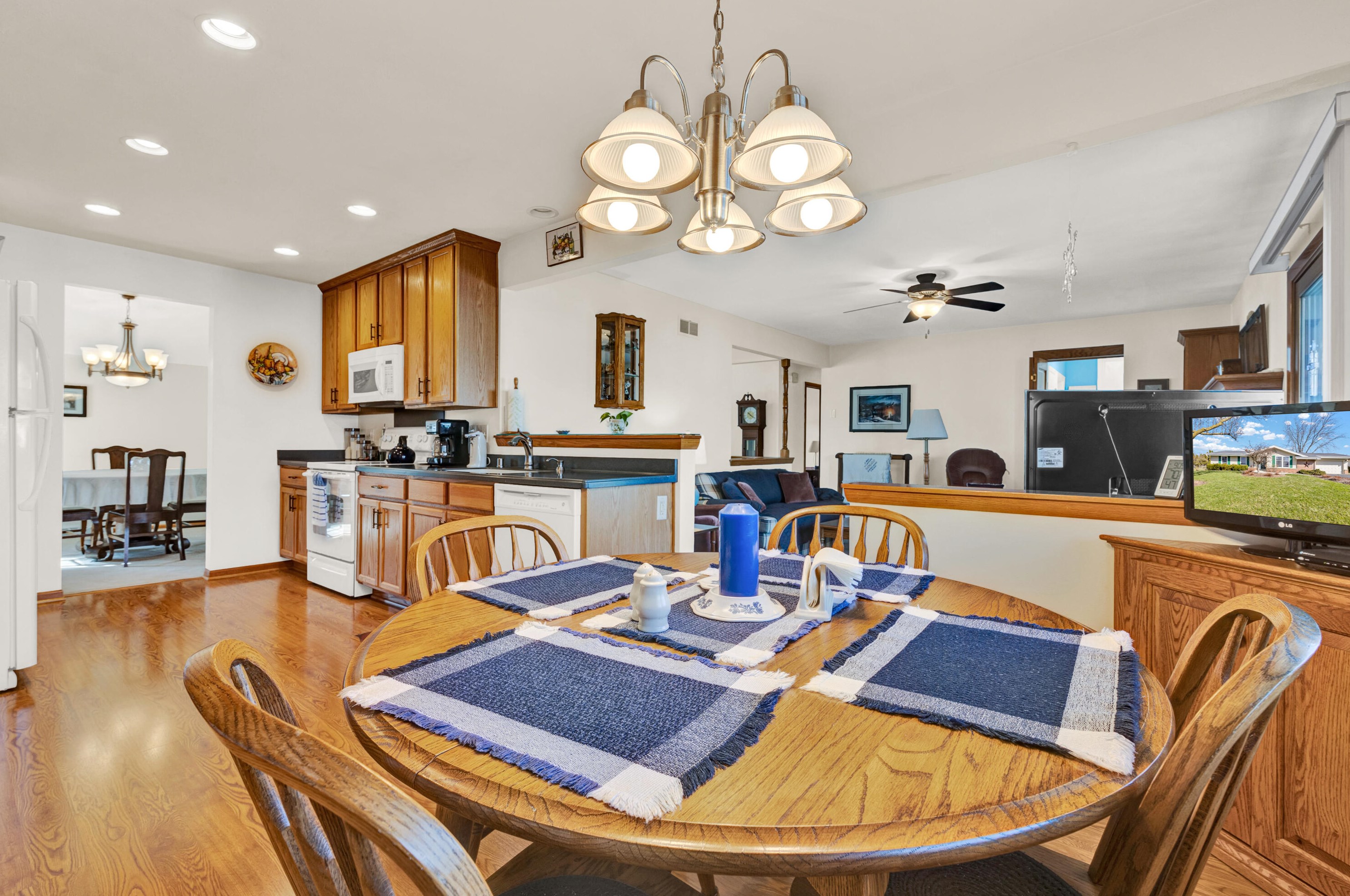 13720 Forest Knoll Dr, Waukesha, WI 53151-2524