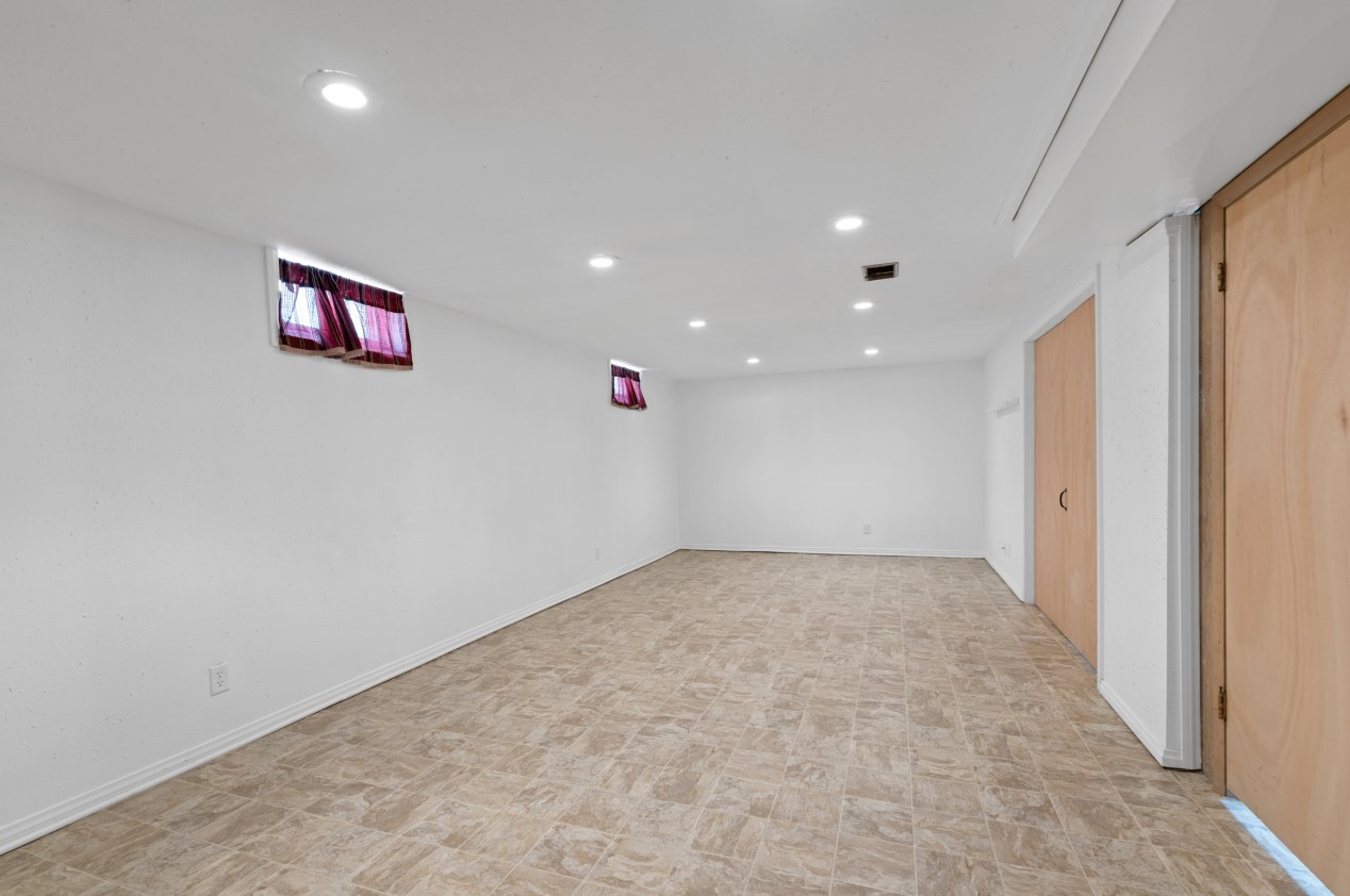 1033 91, Milwaukee WI 53214-2852 exterior