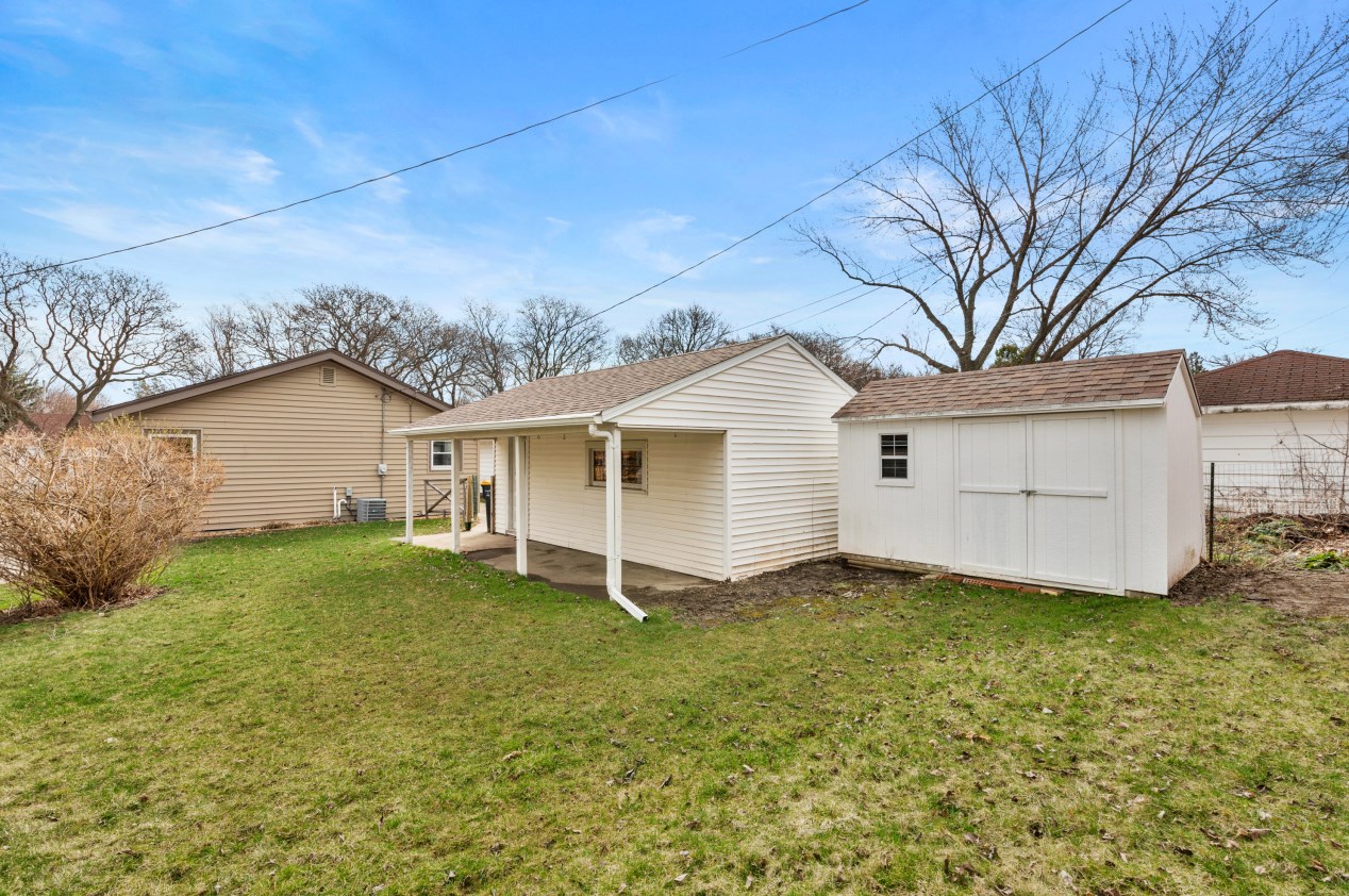 1033 91, Milwaukee WI 53214-2852 exterior