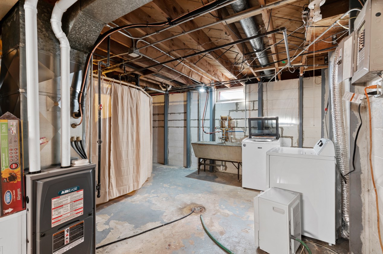 1033 91, Milwaukee WI 53214-2852 exterior