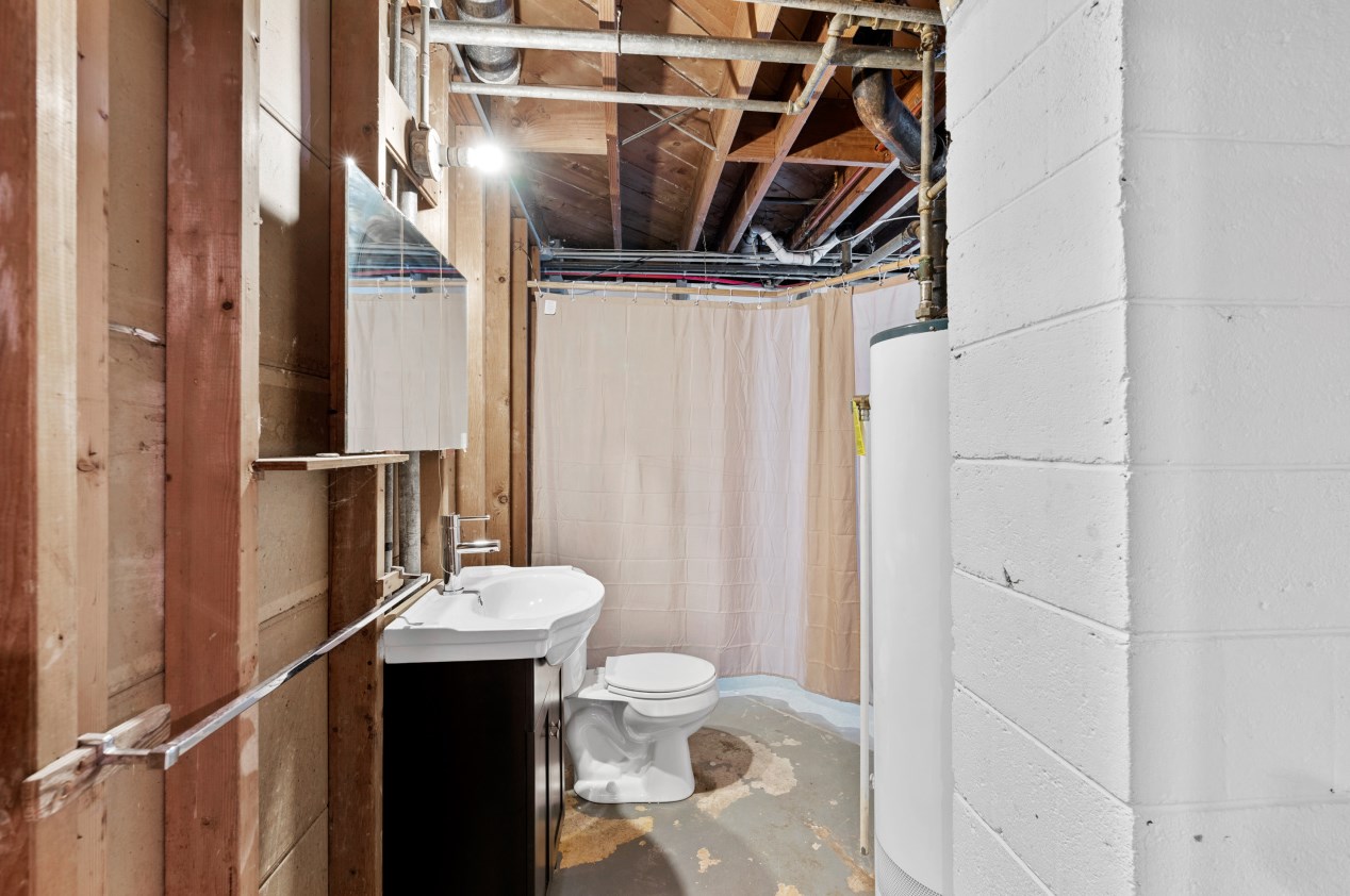 1033 91, Milwaukee WI 53214-2852 exterior