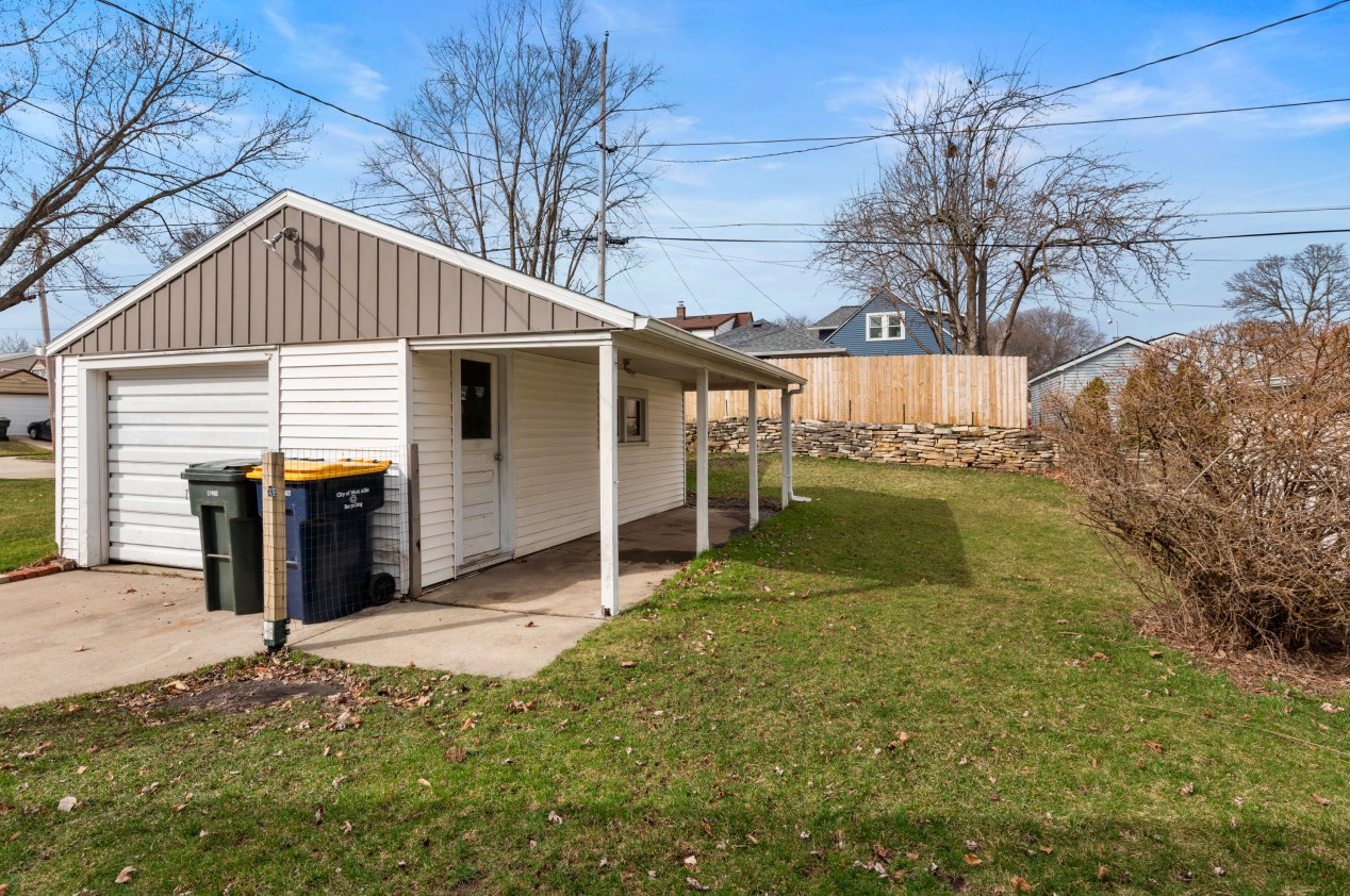 1033 91, Milwaukee WI 53214-2852 exterior