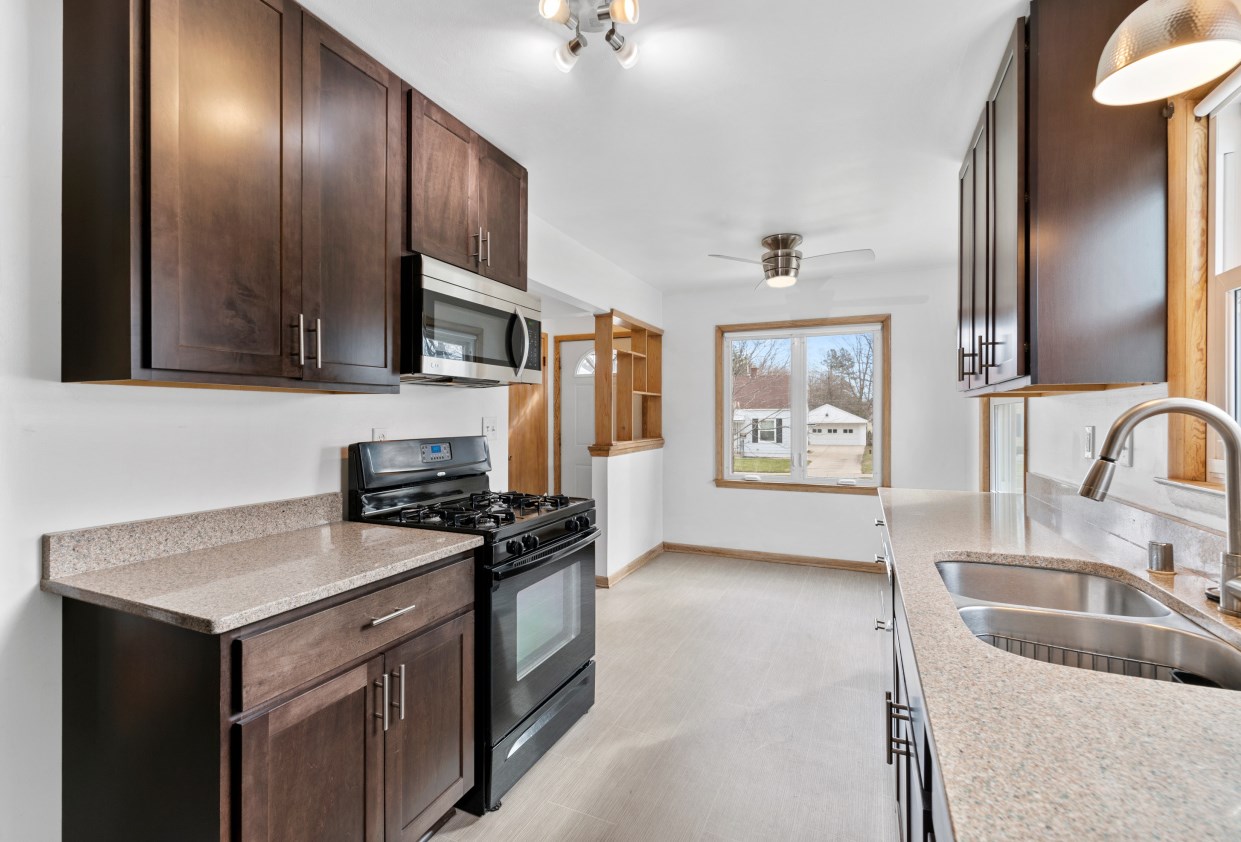 1033 91, Milwaukee WI 53214-2852 exterior