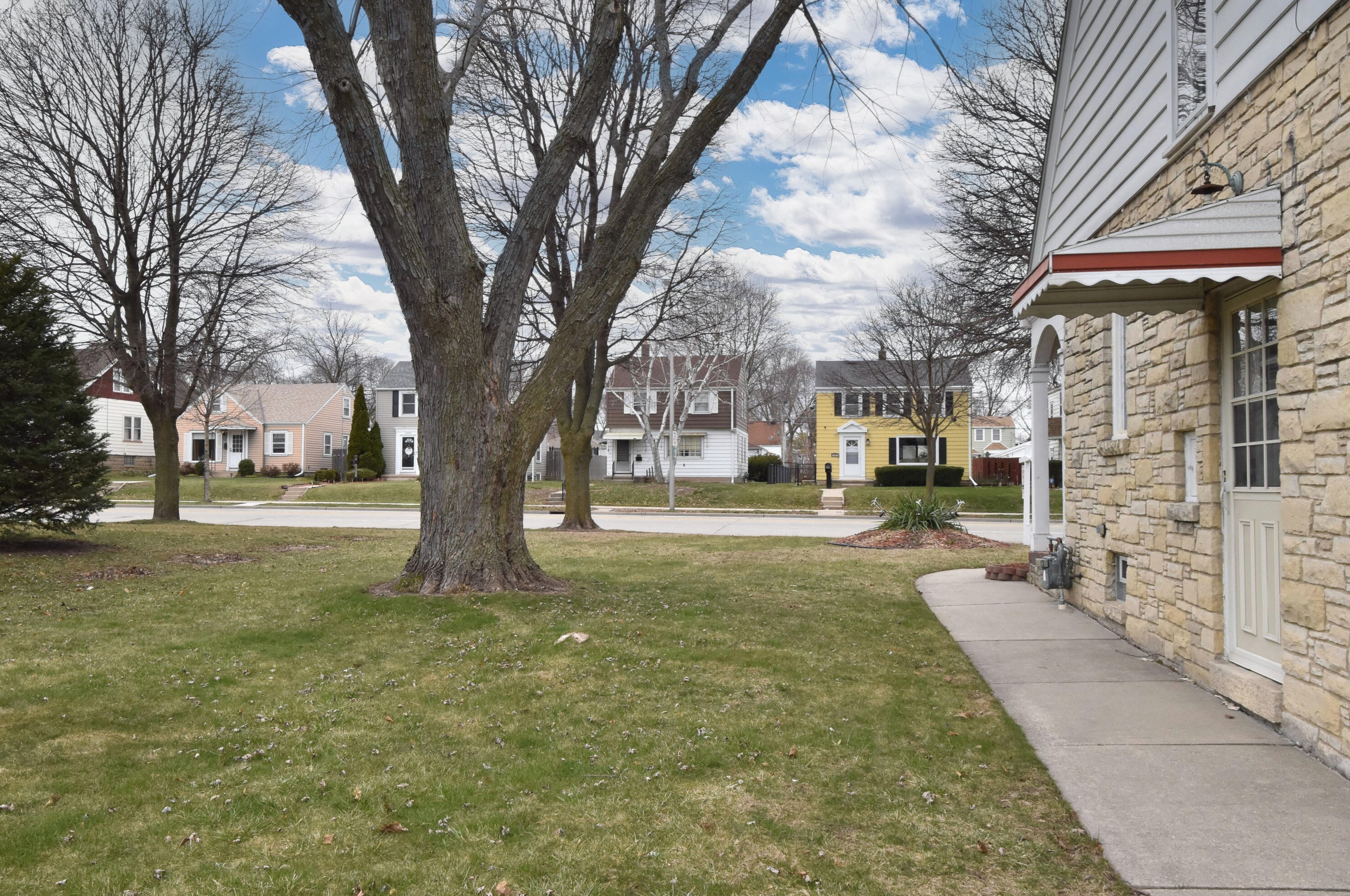 2426 60, Milwaukee WI 53219-2131 exterior