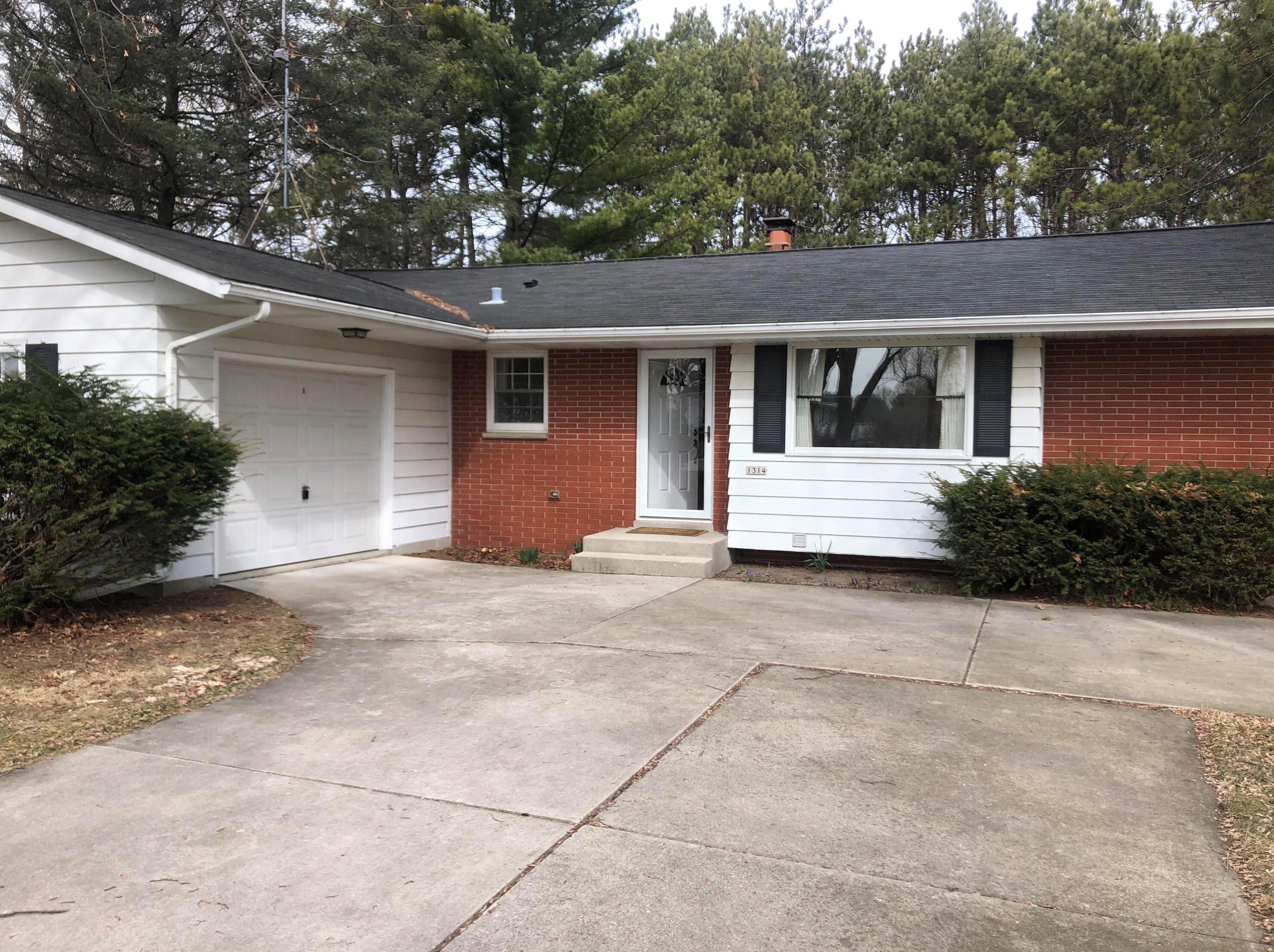 1314 Stahl Rd, Sheboygan WI 53081-8894 exterior