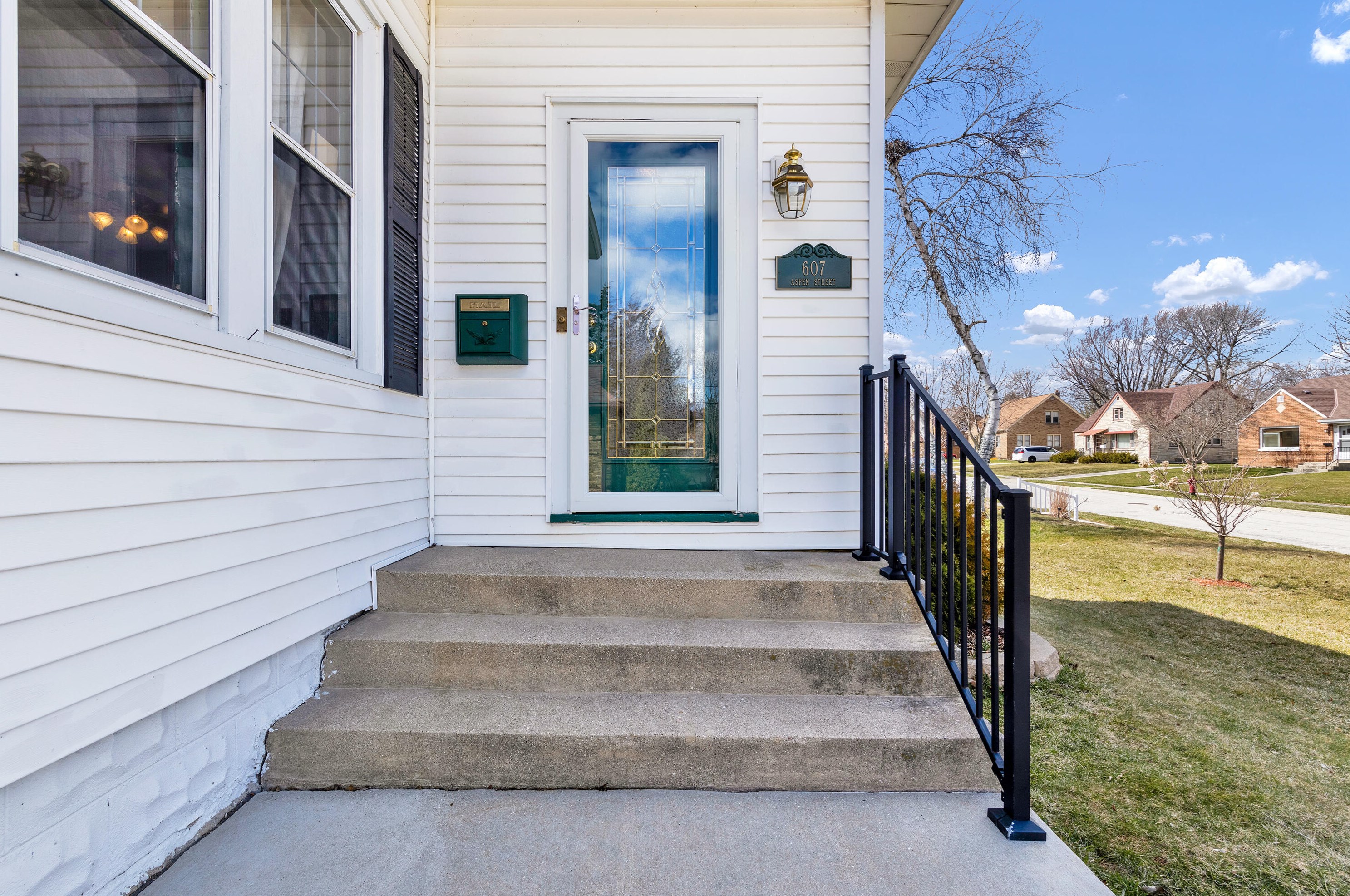 607 Aspen St, South Milwaukee, WI 53172-1701