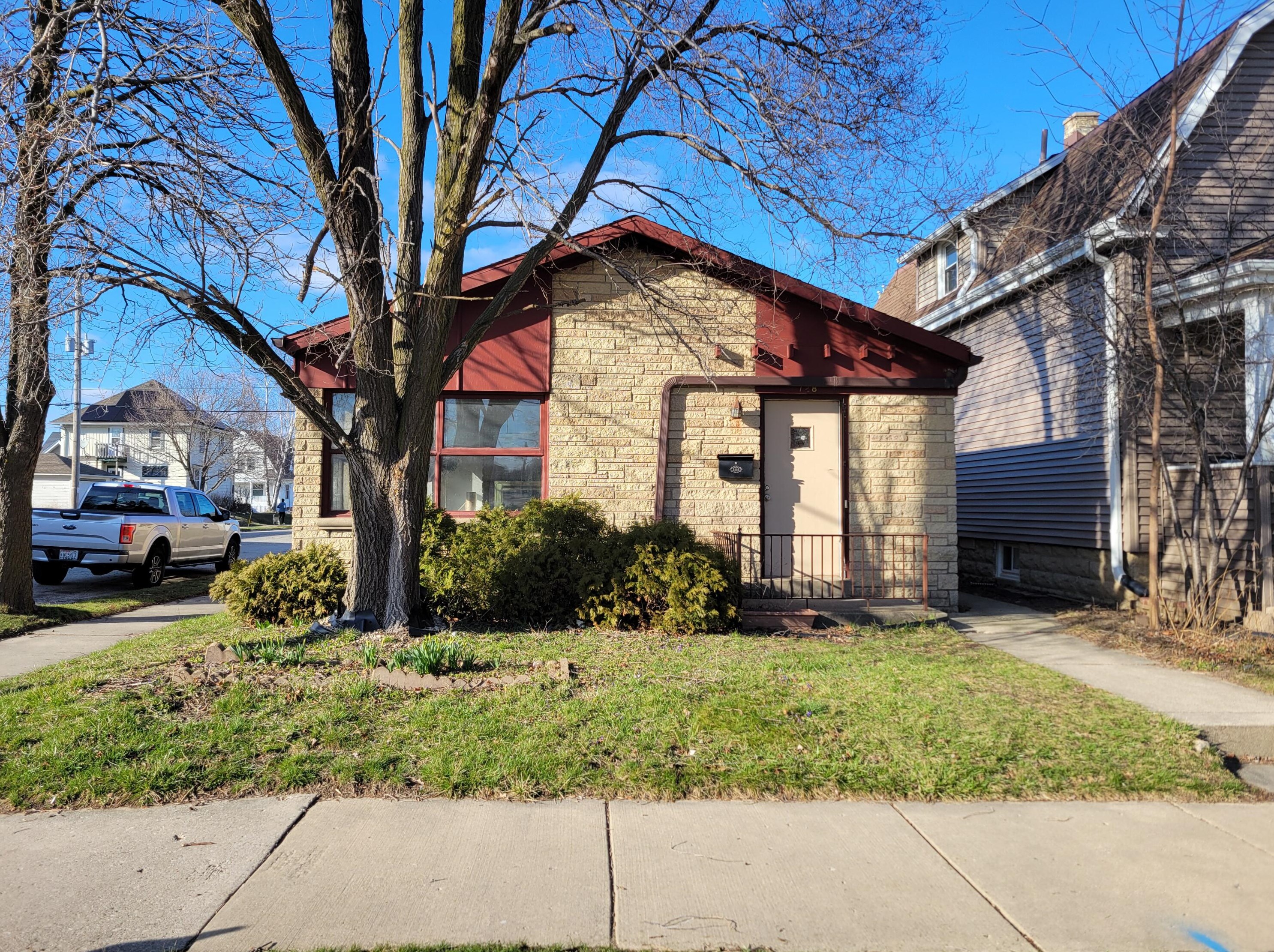 728 Milwaukee Ave, South Milwaukee, WI 53172