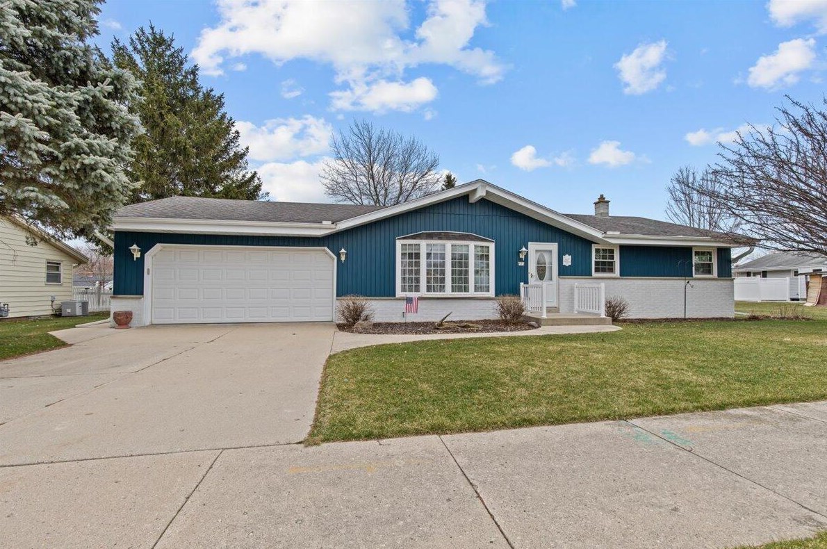 523 Mulberry Dr, West Bend, WI 53090-2227